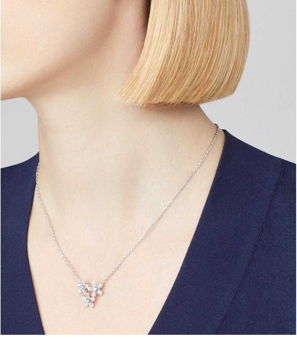 Ciondolo Van Cleef & Arpels Socrate, Collana a 3 fiori in oro bianco in vendita 4