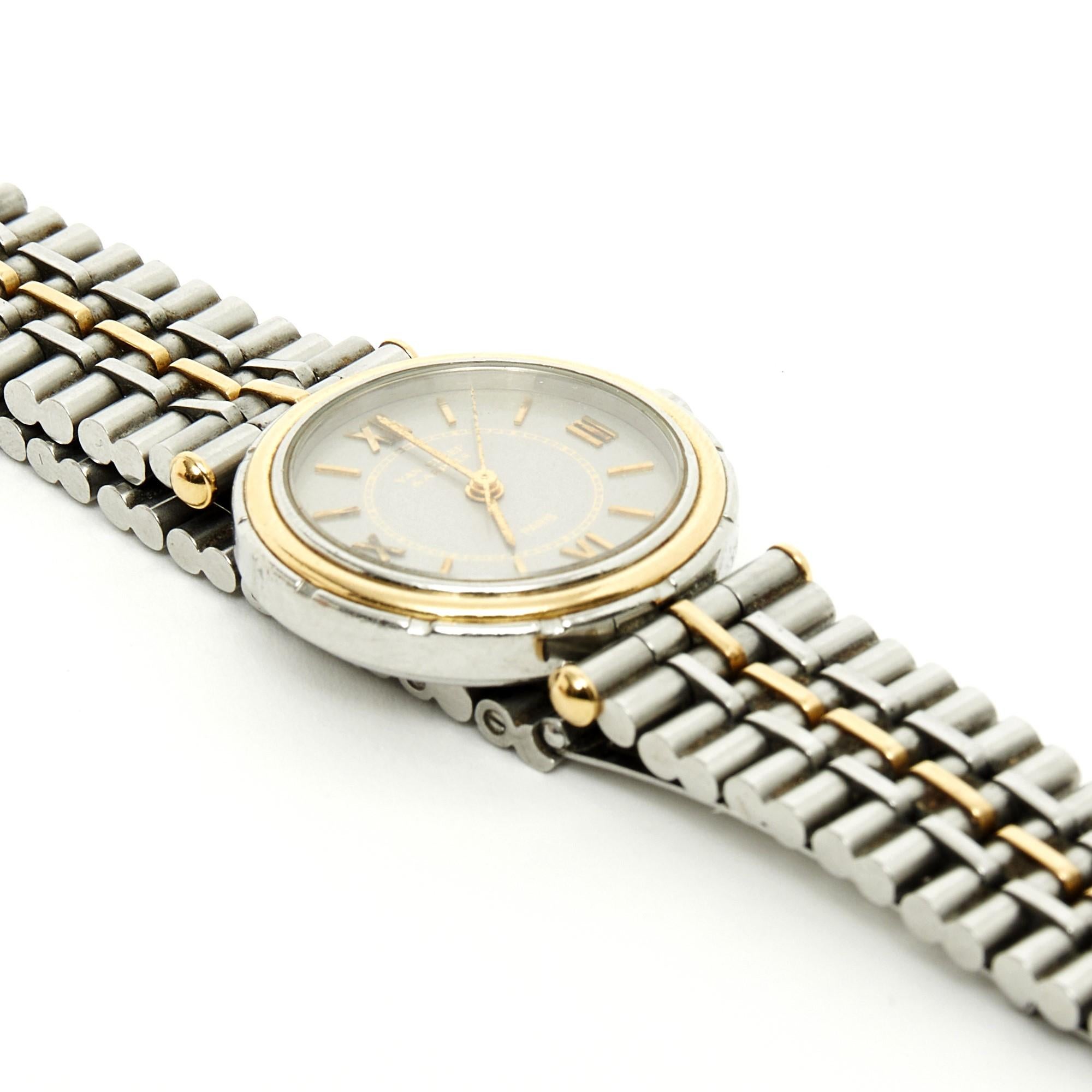 Montre Van Cleef & Foldes, modèle Pierre Arpels en acier et or jaune 18 carats, cadran gris avec index romains, mouvement à quartz, bracelet en acier et or jaune avec boucle déployante, vers 1990. Diamètre 2,4 cm, longueur totale de la montre fermée