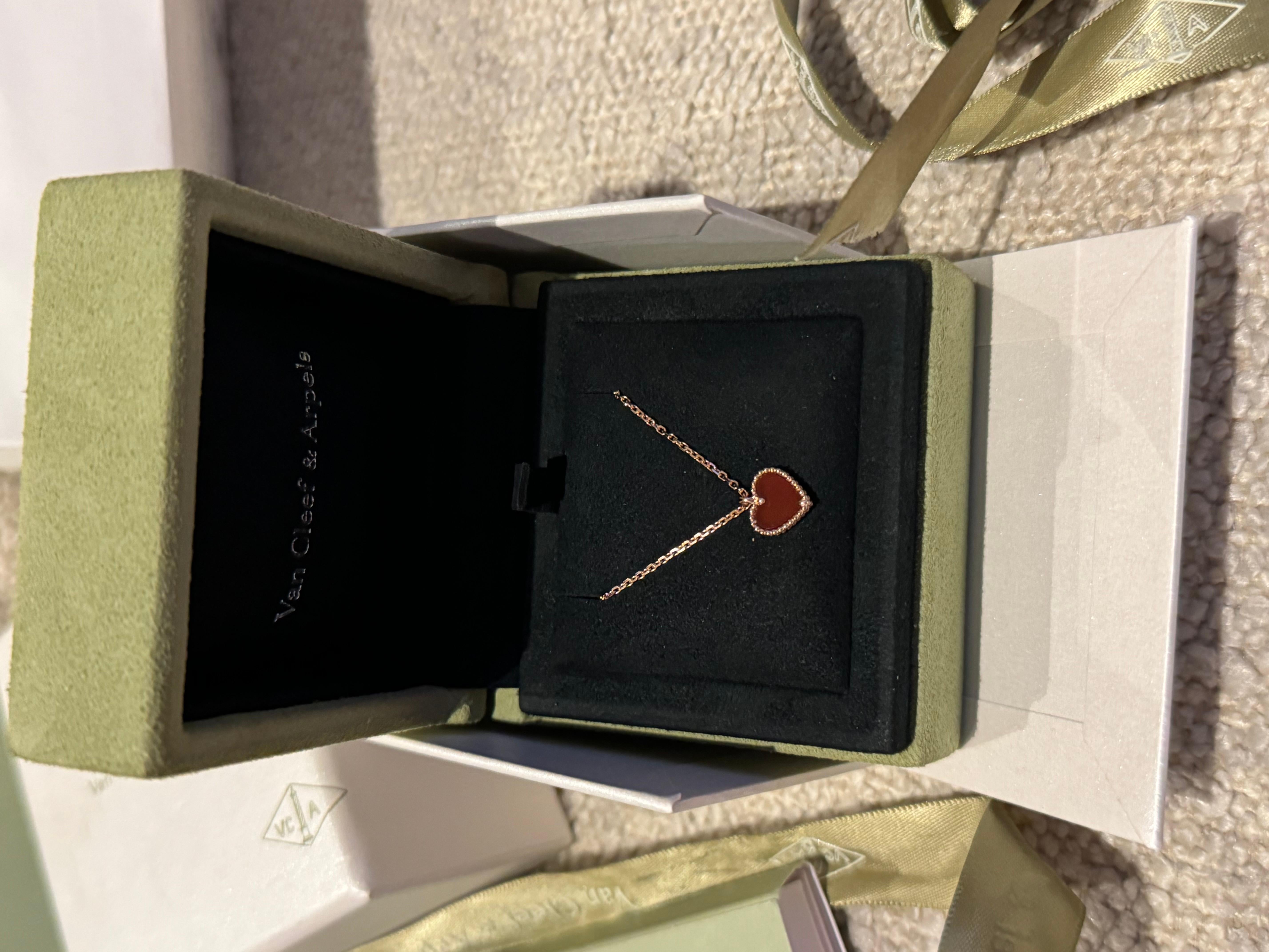 VCA Sweet Alhambra heart pendant, 18K rose gold, carnelian. With box and certificate. STONE Carnelian: 1 stone
As each stone is unique, its color and features may vary from one creation to another
CLASP Hallmark clasp, extra small model in 18K rose