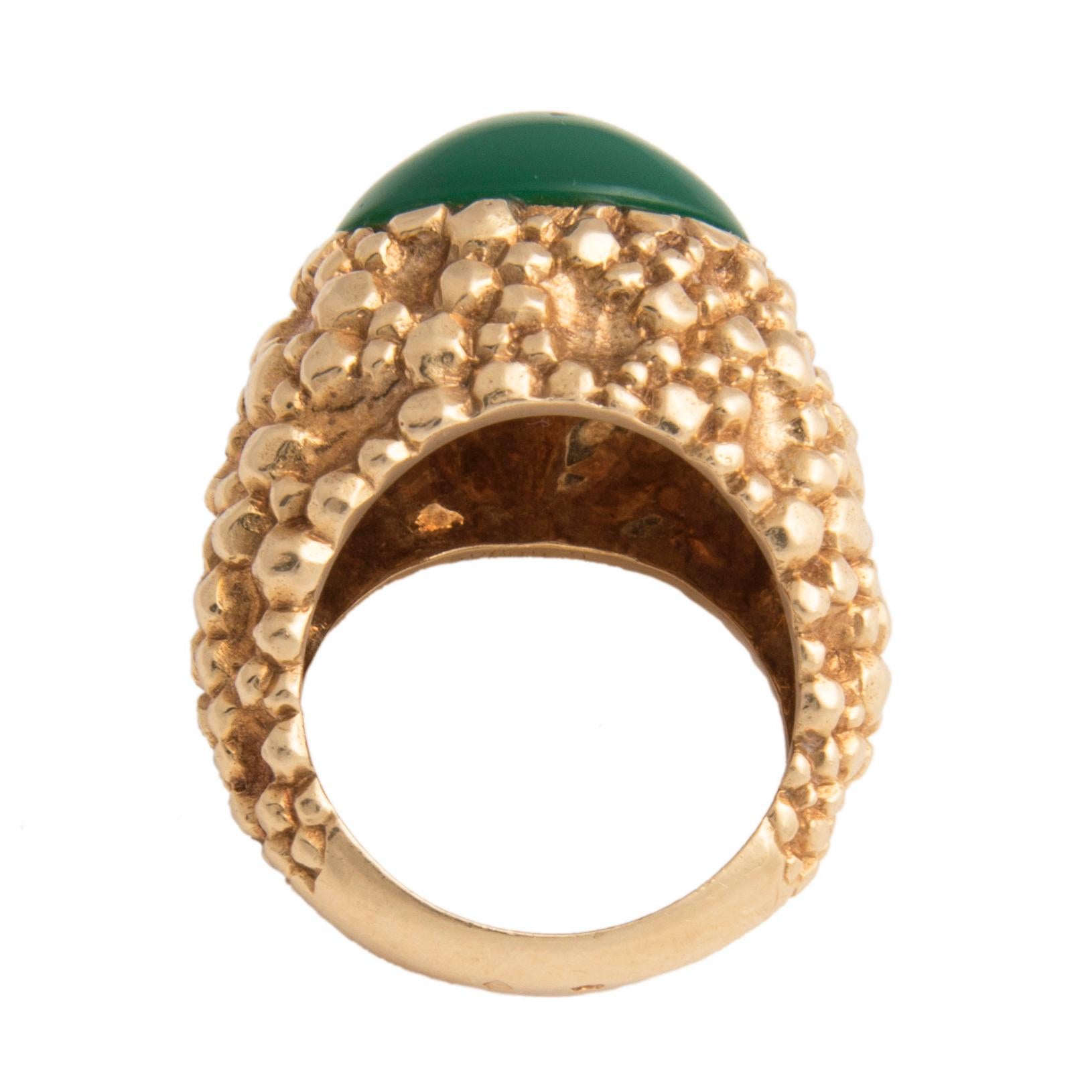 Van Cleef and Arpels Textured 18k Yellow Gold and Chrysoprase Ring In Good Condition For Sale In London, GB