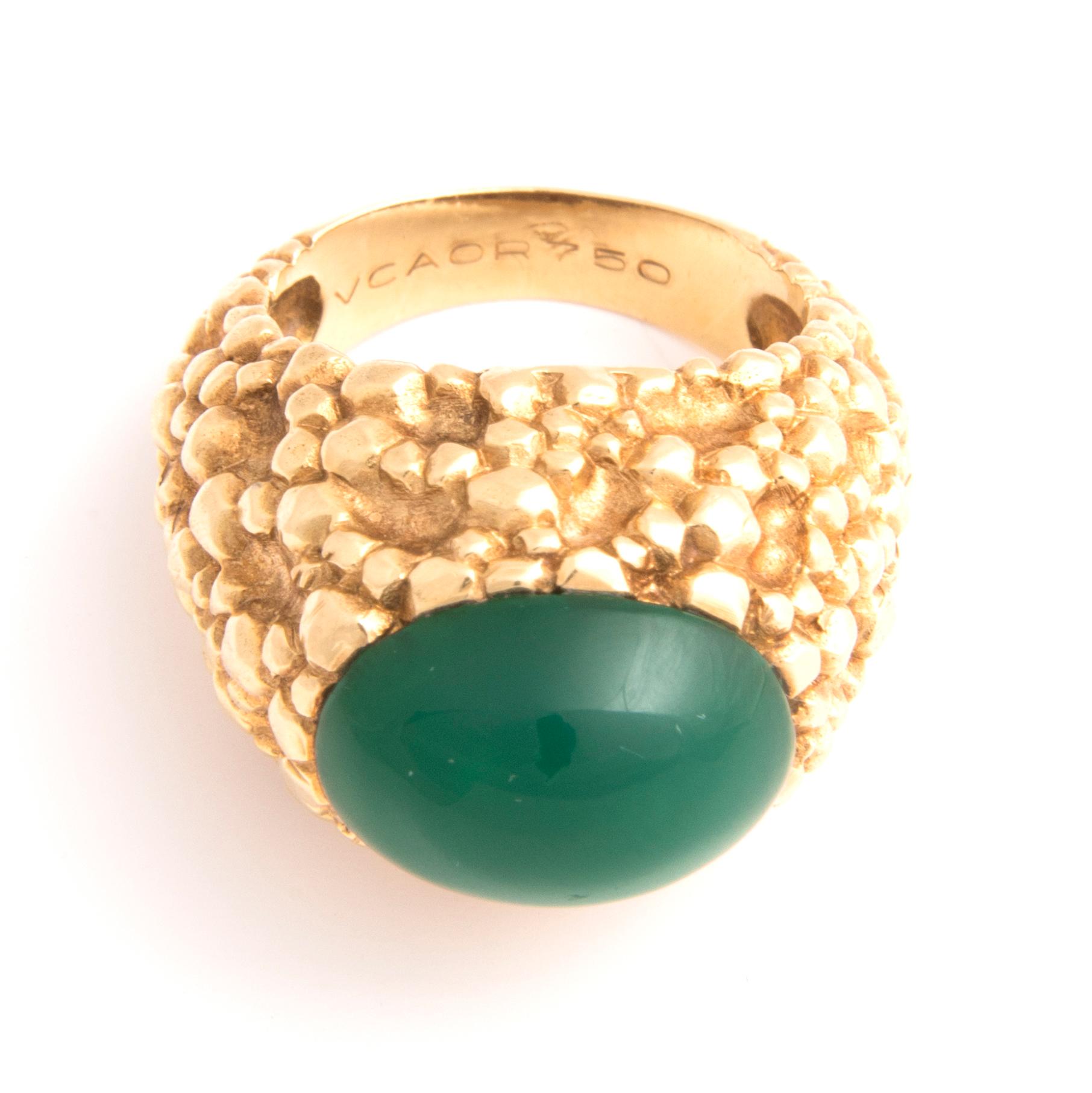 Van Cleef and Arpels Textured 18k Yellow Gold and Chrysoprase Ring For Sale 1