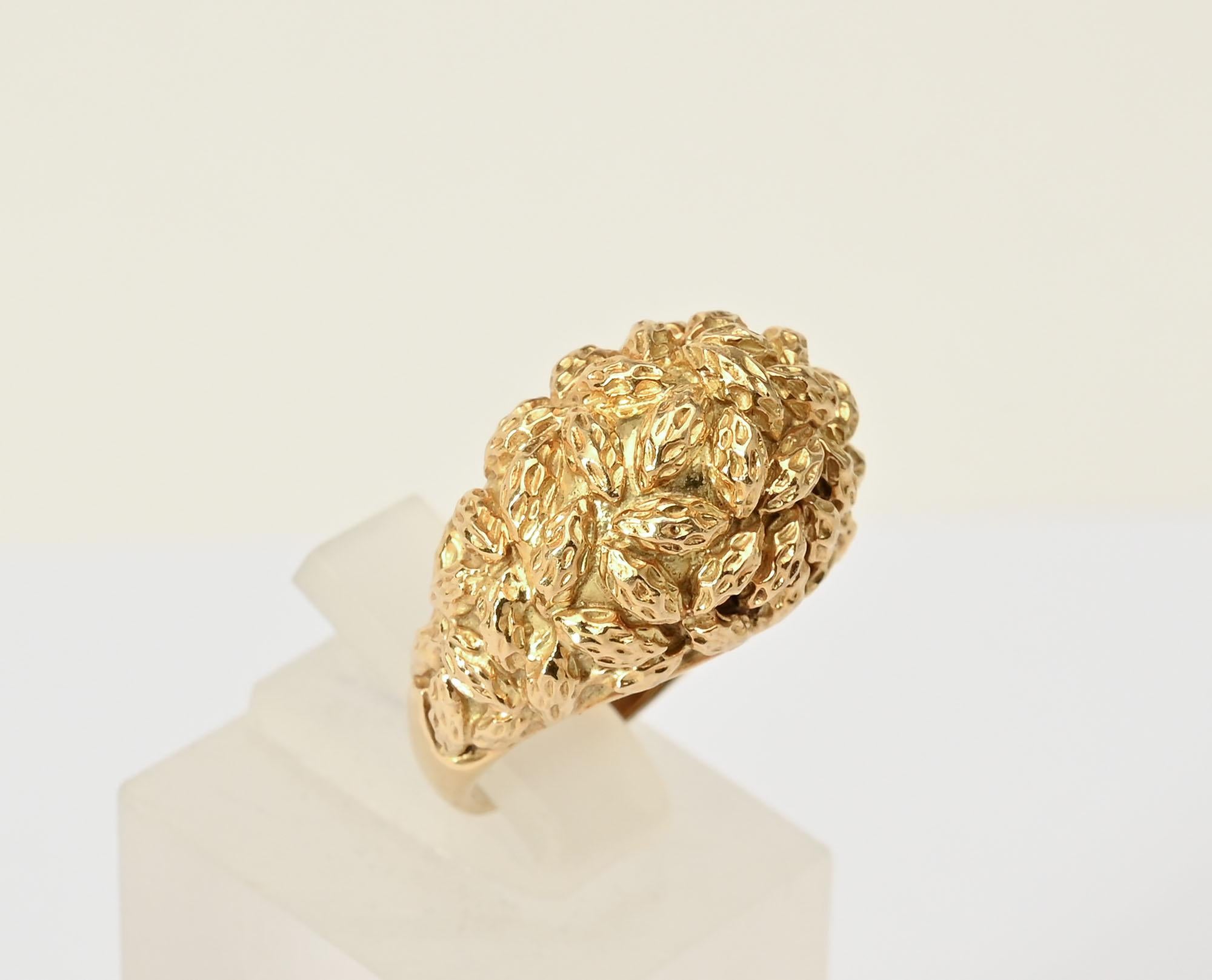 Van Cleef und Arpels Ring aus 18 Karat Gold mit Struktur. Der Ring ist aus mandelförmigen, strukturierten Clustern gefertigt. Es ist Größe 6 und kann auf eine größere oder kleinere Größe geändert werden. Das französische Prüfzeichen ist auf der
