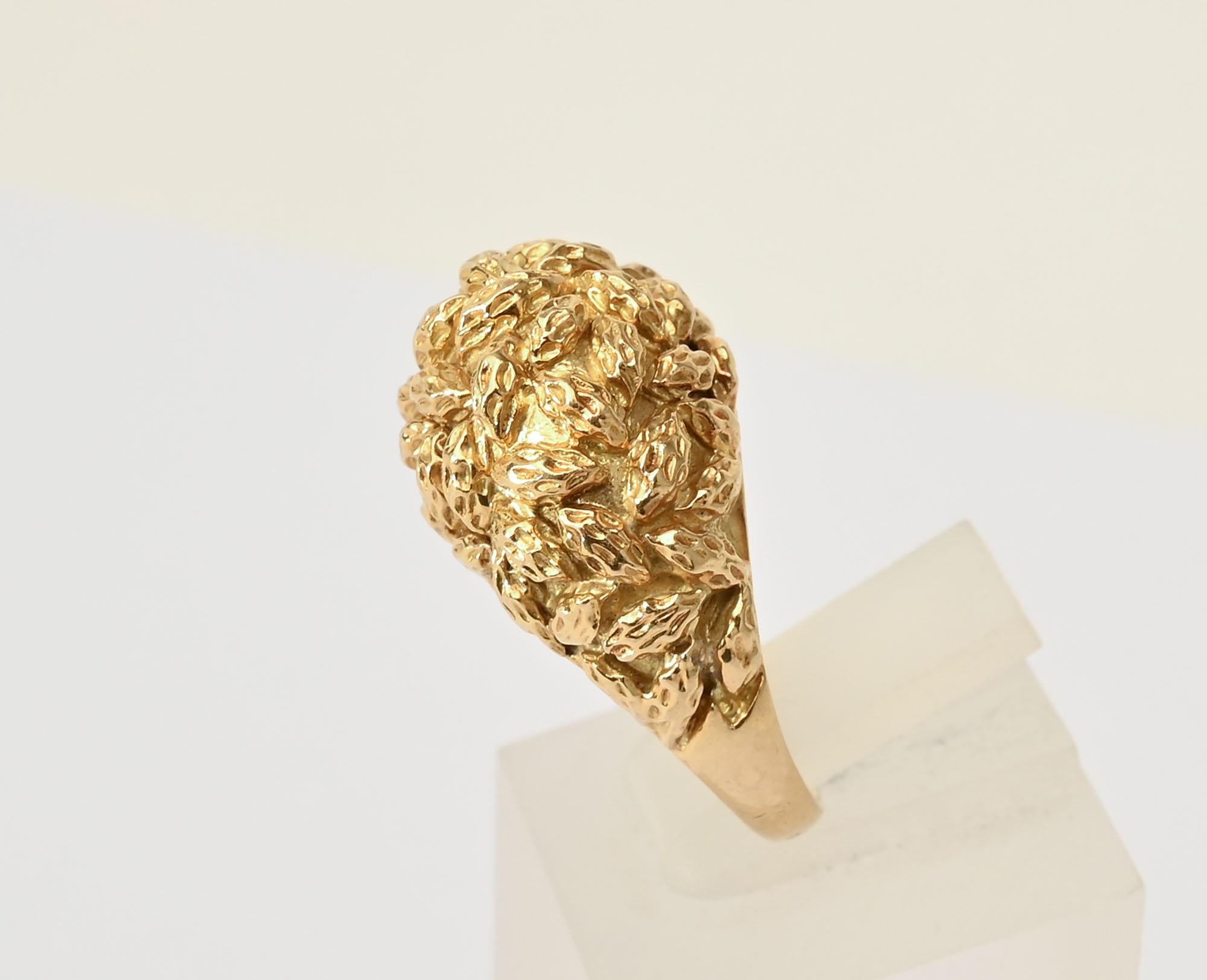 Van Cleef & Arpels Texturierter Dome-Ring im Zustand „Gut“ in Darnestown, MD