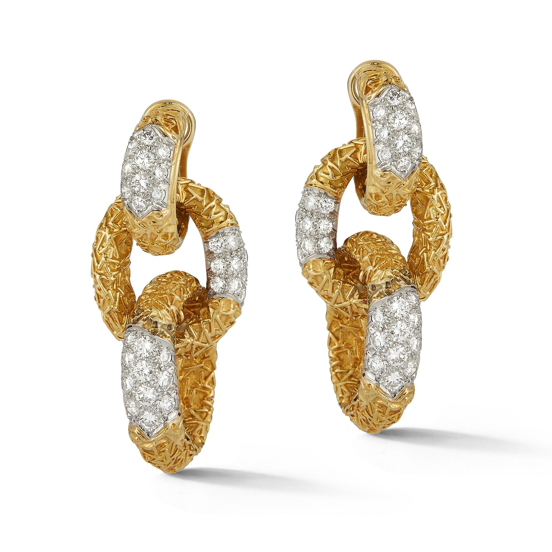 Van Cleef und Arpels Dreigliedrige Gold- und Diamant-Ohrringe

3 gehämmerte Goldreifen, verbunden mit Diamanten im Rundschliff, gefasst in 18 Karat Gelbgold

Abmessungen: 1.75