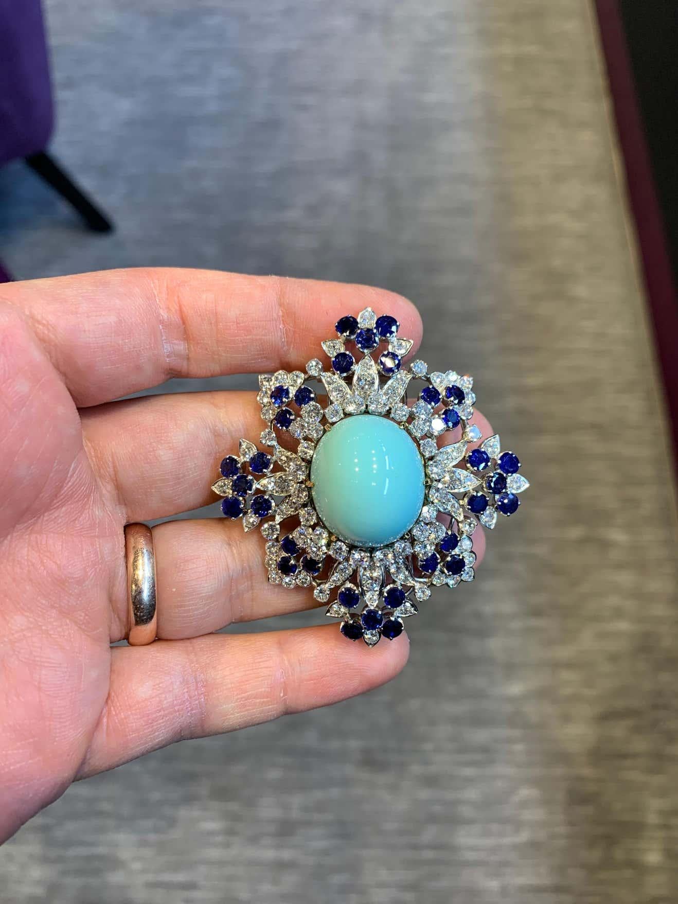 Colgante Broche Van Cleef & Arpels Turquesa Zafiro y Diamantes


Diamantes con un peso total aproximado de 7.50 quilates


Dimensiones 2½ x 2¼ pulgadas


oro amarillo y blanco


Firmado y numerado

