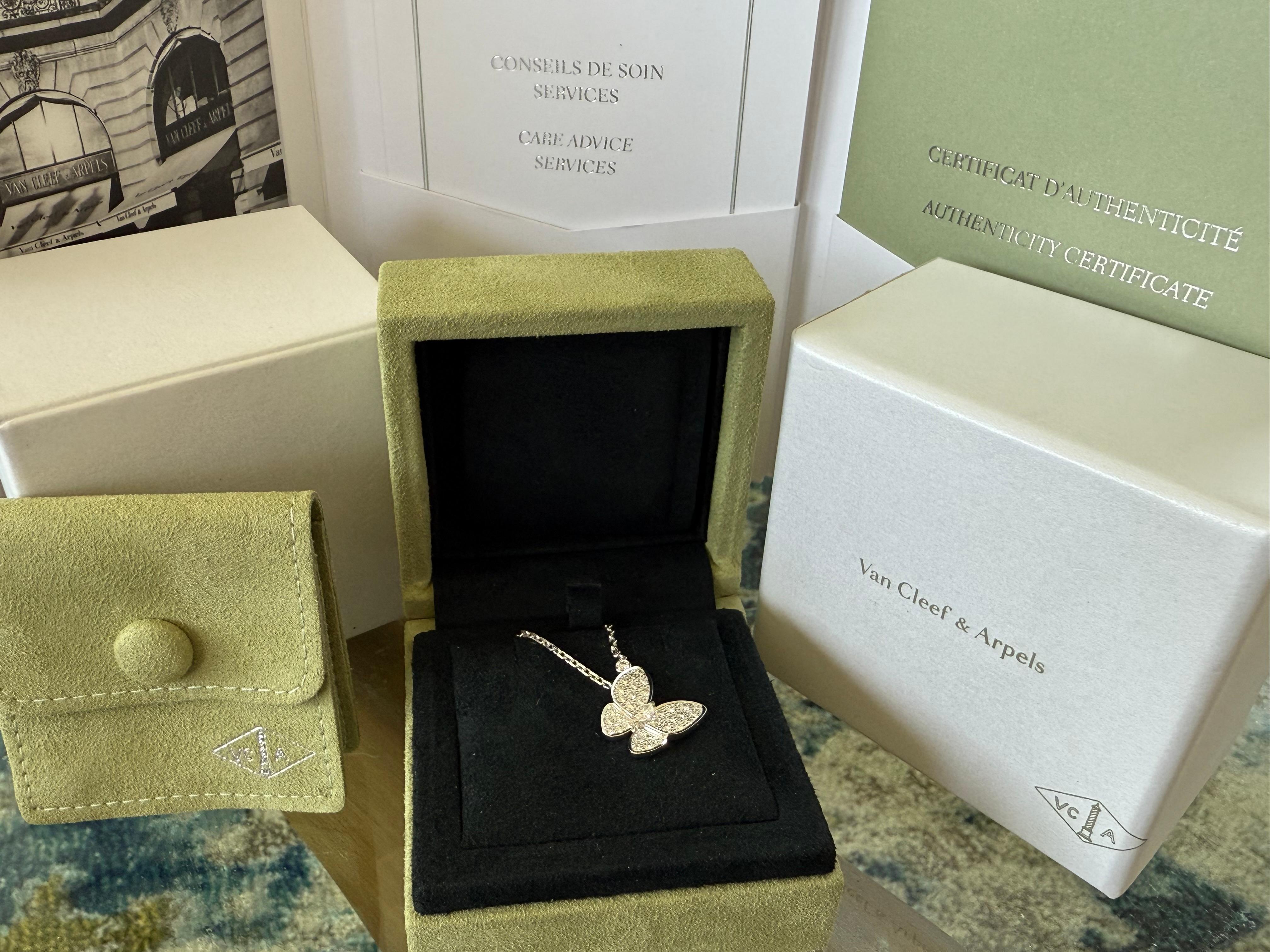 Van Cleef & Arpels Collier pendentif deux papillons avec diamants .88cts en vente 1