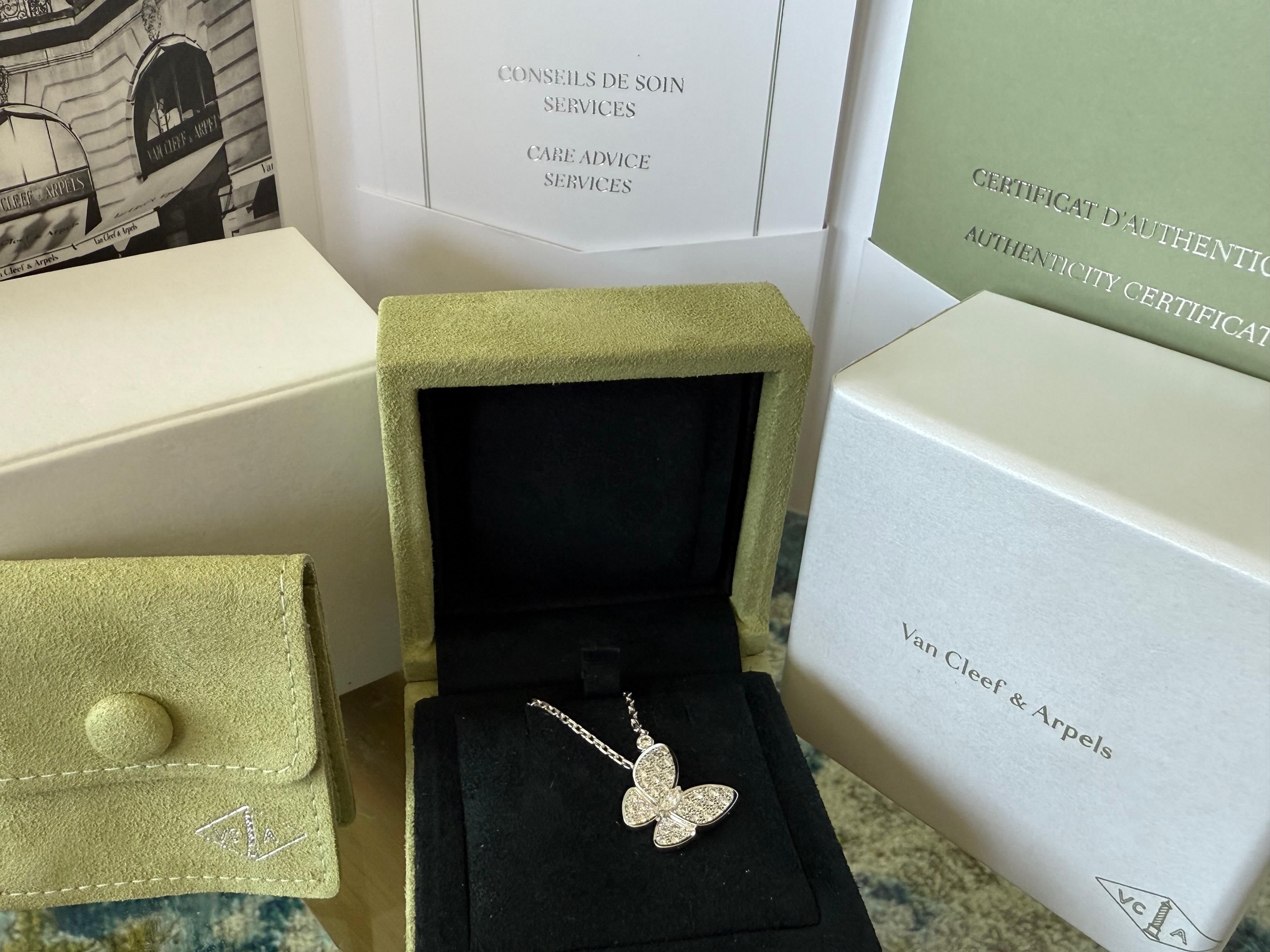 Van Cleef & Arpels Collier pendentif deux papillons avec diamants .88cts en vente 2