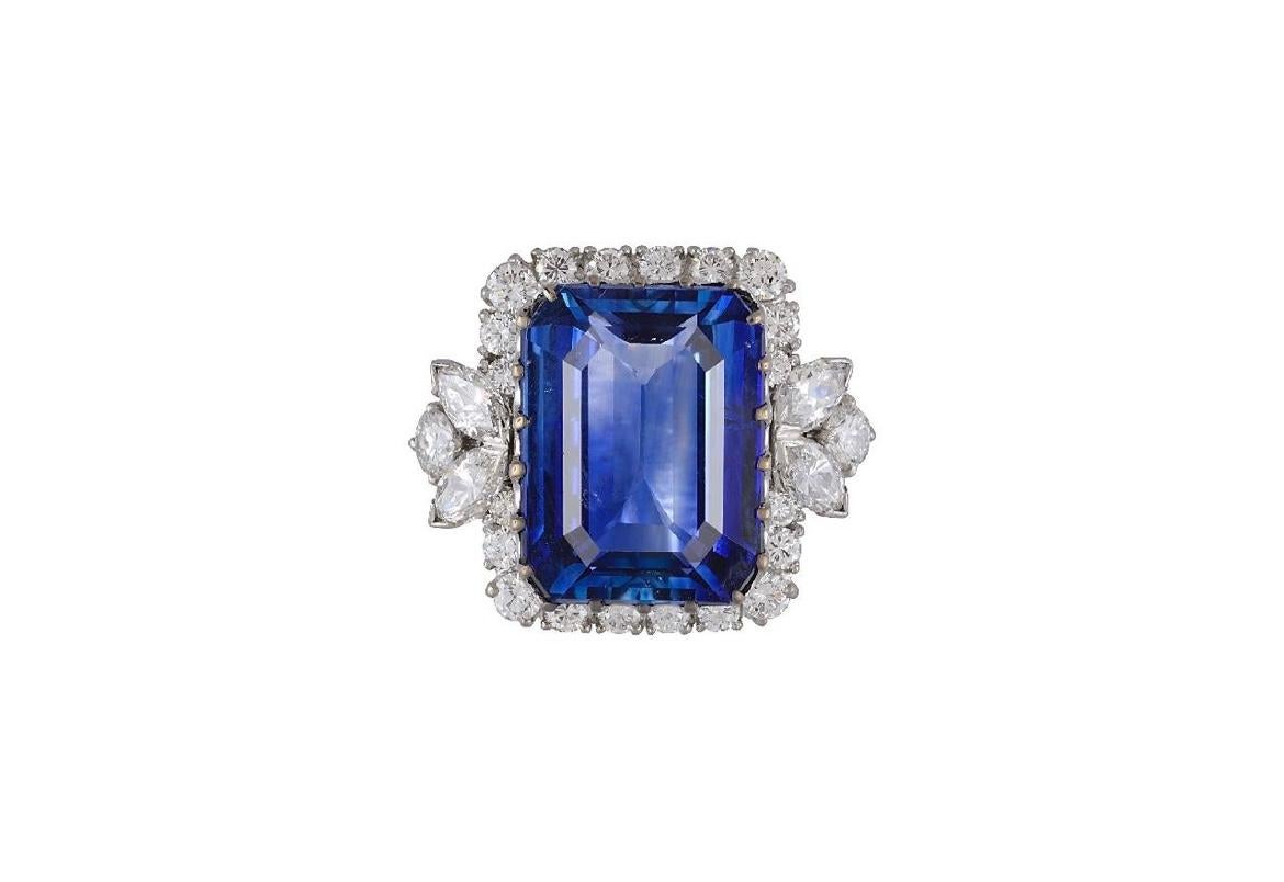 Mittelstein mit einem Gewicht von 17,14 Karat, gefasst in einem Weißmetallring mit vier (4) nahezu farblosen Marquise-Brillanten und zahlreichen nahezu farblosen runden Brillanten.

In Weißgold gefasst
Größe 6. 