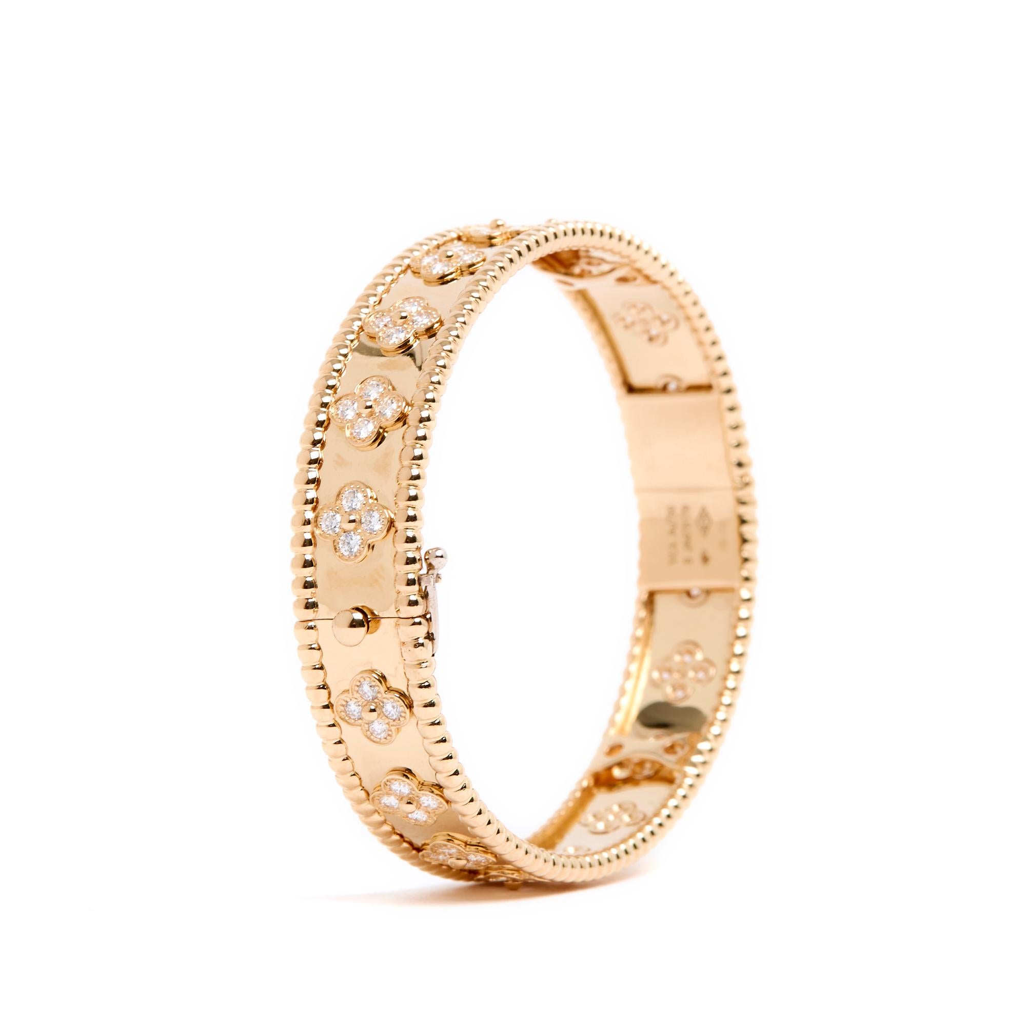 Bracelet Van Cleef & Arpels Perlée Trèfles (ou Alhambra), moyen modèle, en or jaune et diamants (80 au total pour 1,78 carats), fermoir à cliquet invisible également en or jaune. Taille S pour un poignet de 16 cm, largeur du bracelet 1,1 cm. Le
