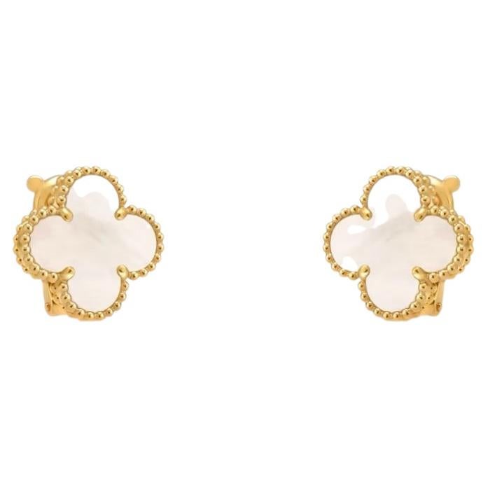 Boucles d'oreilles Vintage Alhambra de Van Cleef & Arpels, en or et nacre