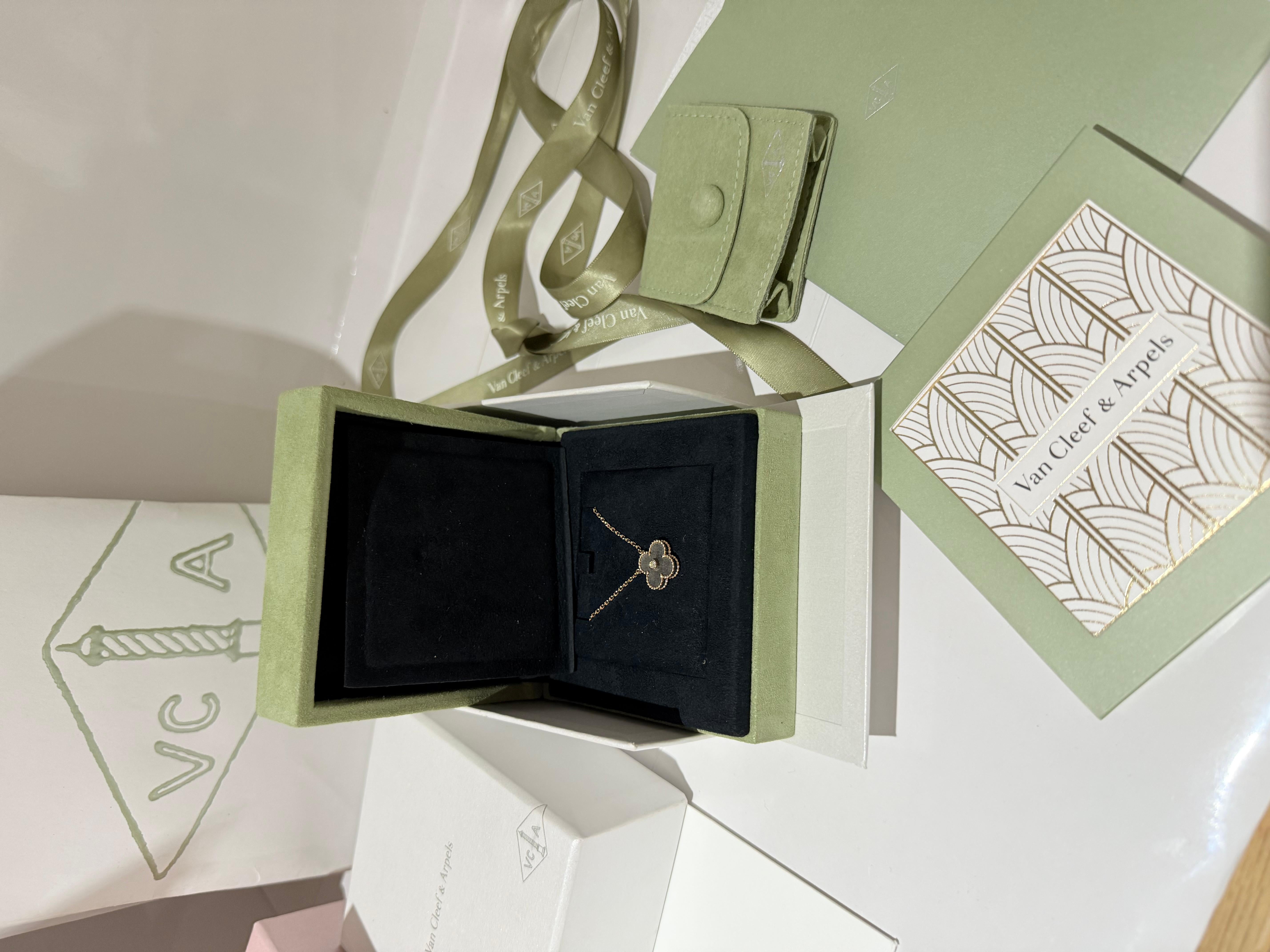 Van Cleef and Arpels Pendentif de vacances vintage Alhambra 2023 Obsidian Neuf - En vente à London, England