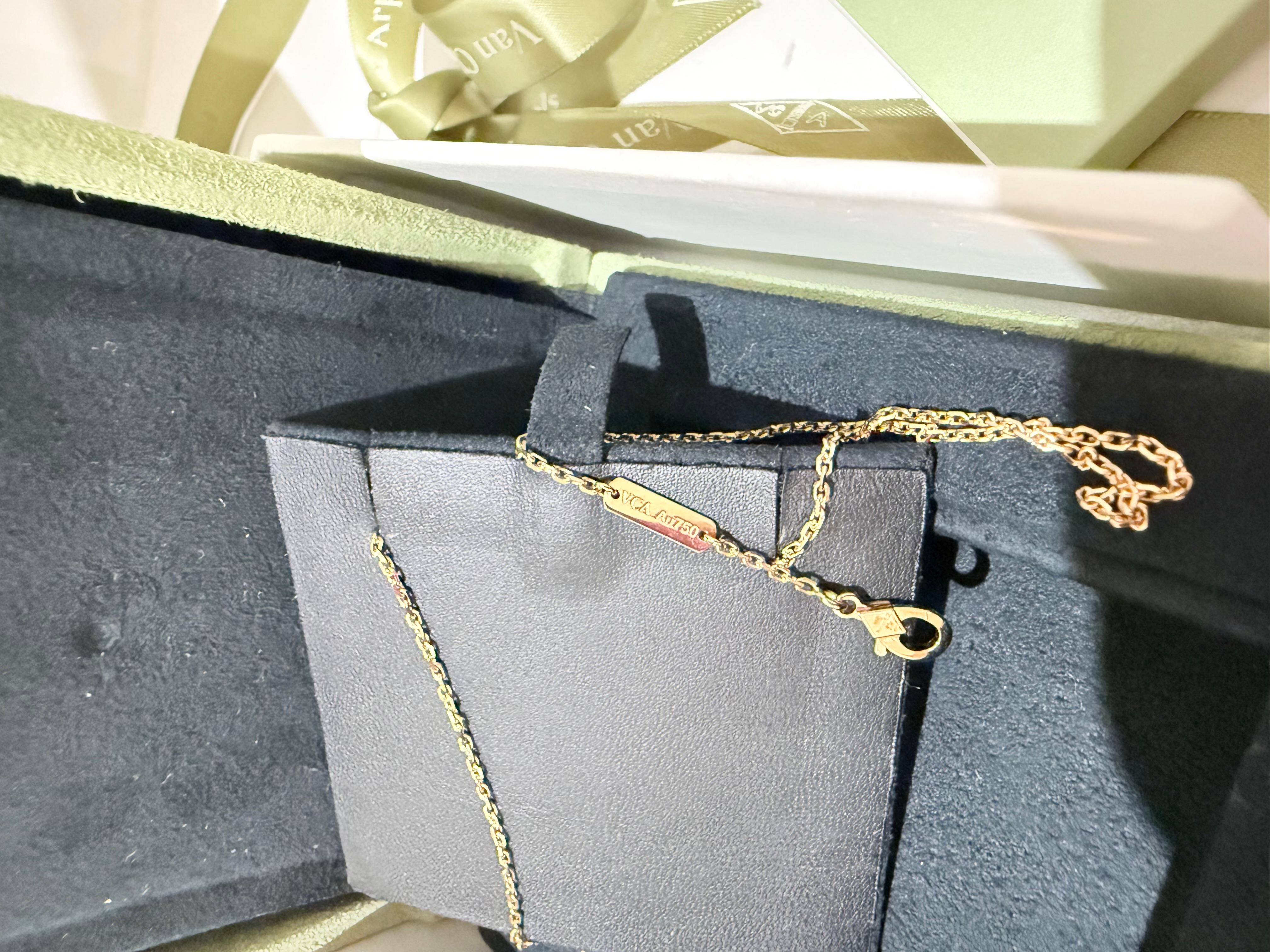 Van Cleef and Arpels Vintage Alhambra holiday pendant 2023 Obsidian In New Condition In London, England