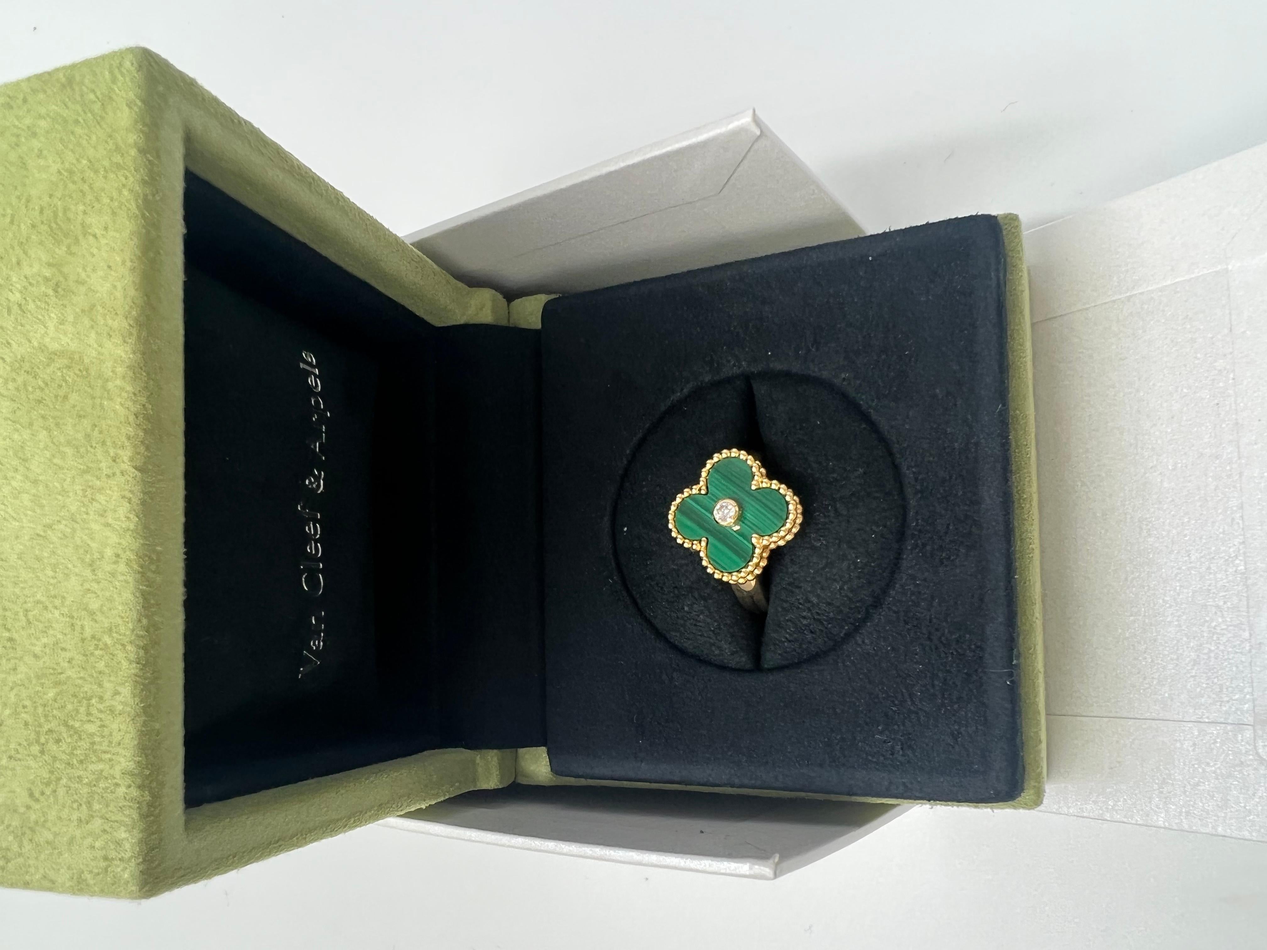 Van Cleef and Arpels Vintage Alhambra Malachite ring Ladies 18kt yellow gold centering a Round Brilliant cut diamond in the centre. Finger size 49. Year 2022

New, Accompanied by the original box and papers. 