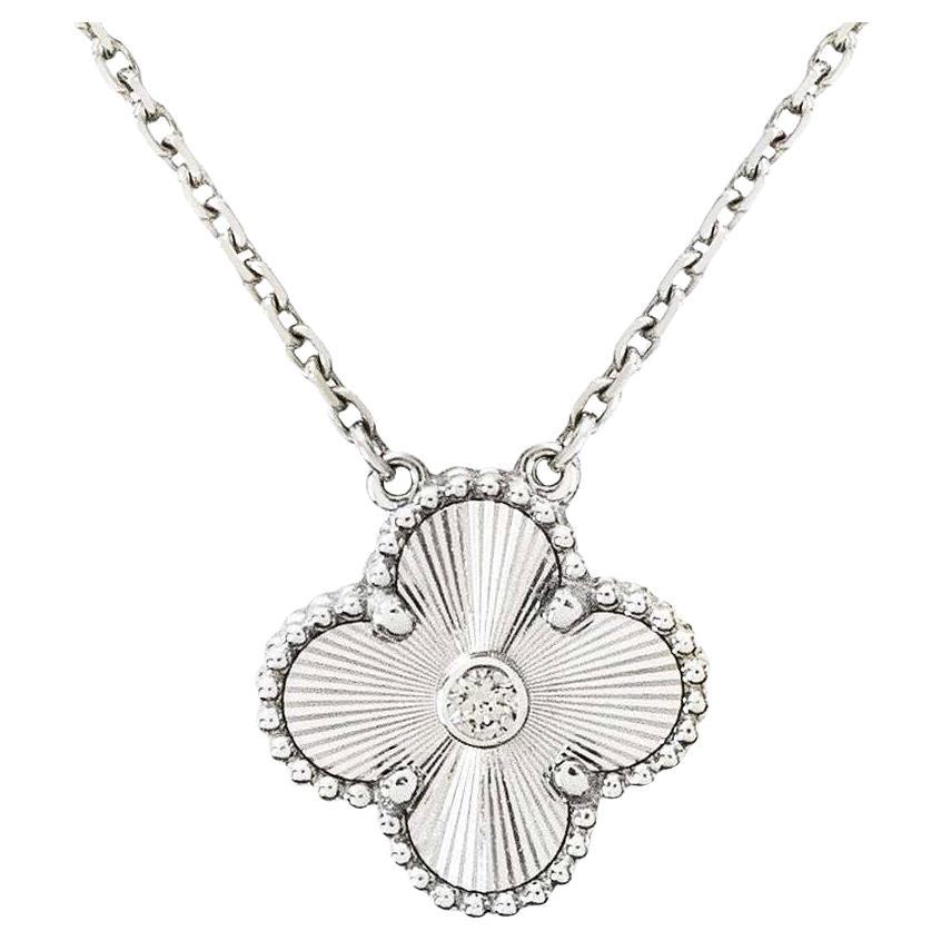 Van Cleef & Arpels Pendentif de vacances en or blanc et diamants guillochés 2020