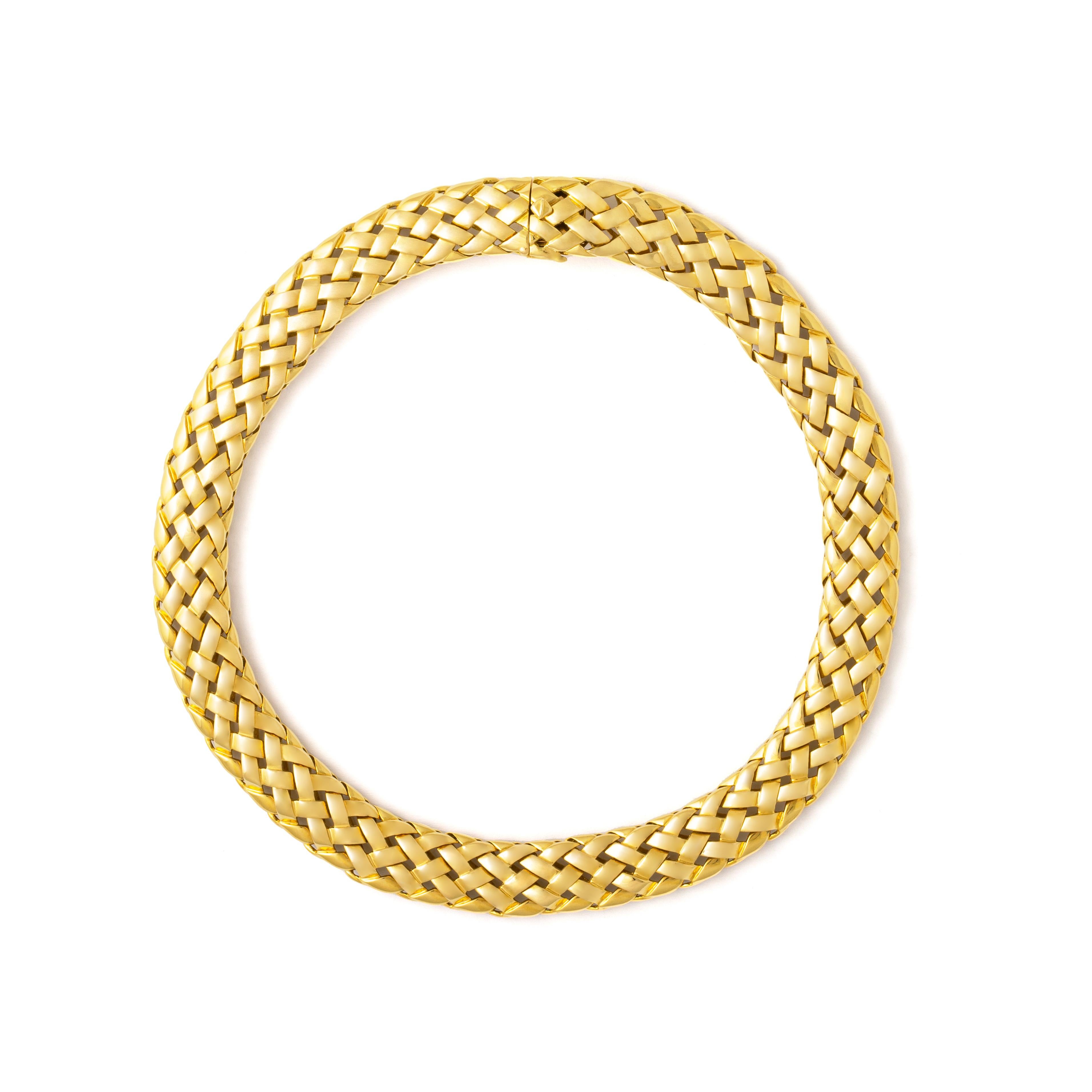 Van Cleef and Arpels Vintage basket weave wide Yellow Gold 18K Set composed by Earrings and Necklace. Circa 1980.
Signed Van Cleef and Arpels, marked and numbered.
French marks.

Necklace dimensions:
Total length: approx. 38.00 centimeters / 14.96