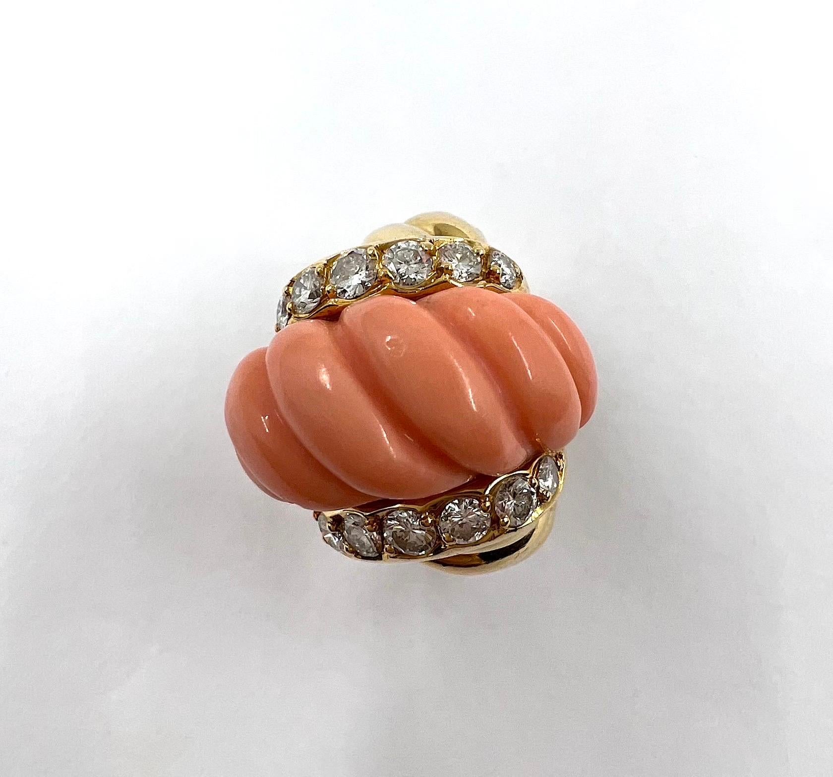 Round Cut Van Cleef and Arpels Yellow Gold Coral and Diamonds Ring signed VCA For Sale