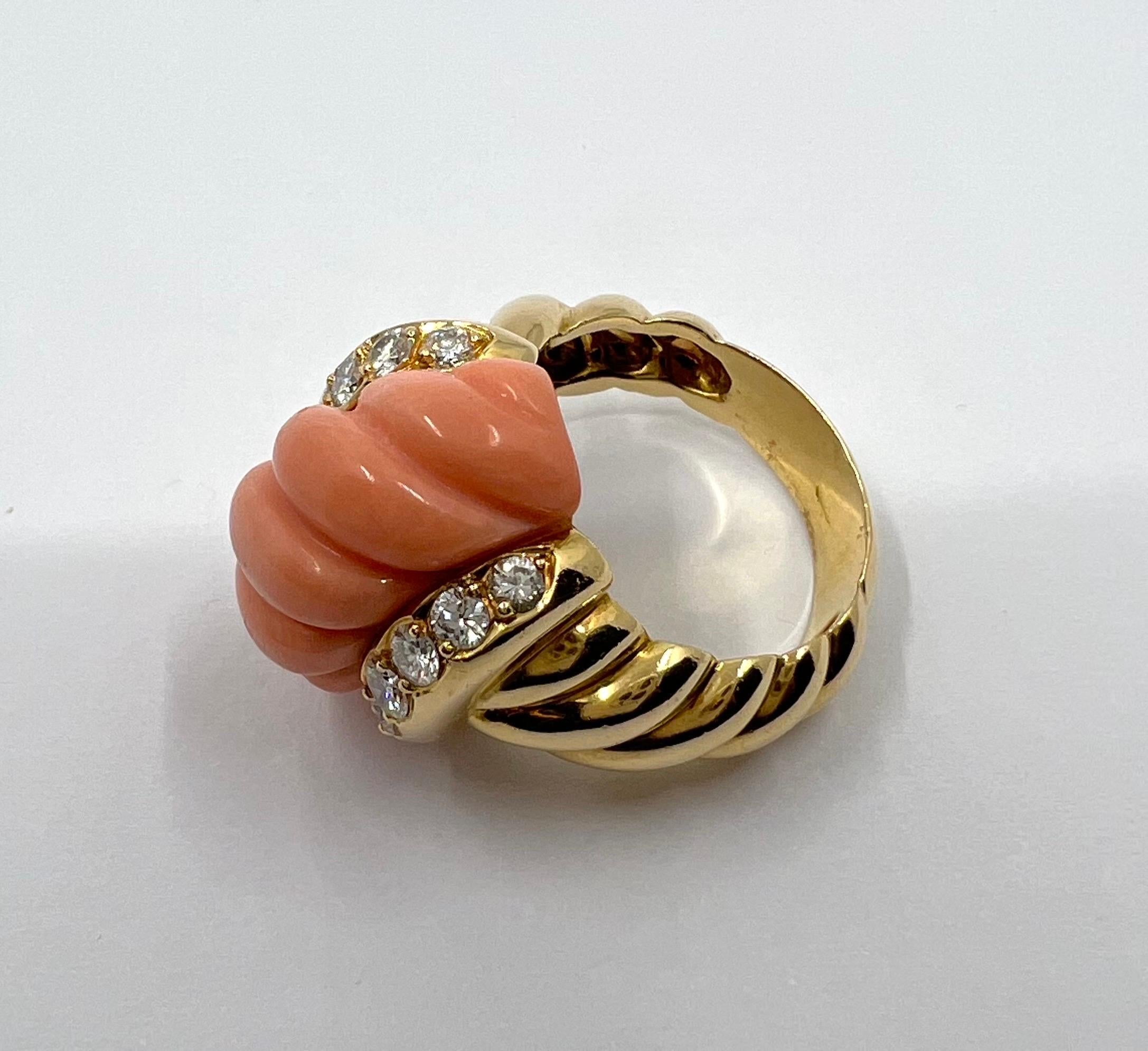 Van Cleef and Arpels Yellow Gold Coral and Diamonds Ring signed VCA In Excellent Condition For Sale In Monte Carlo, MC