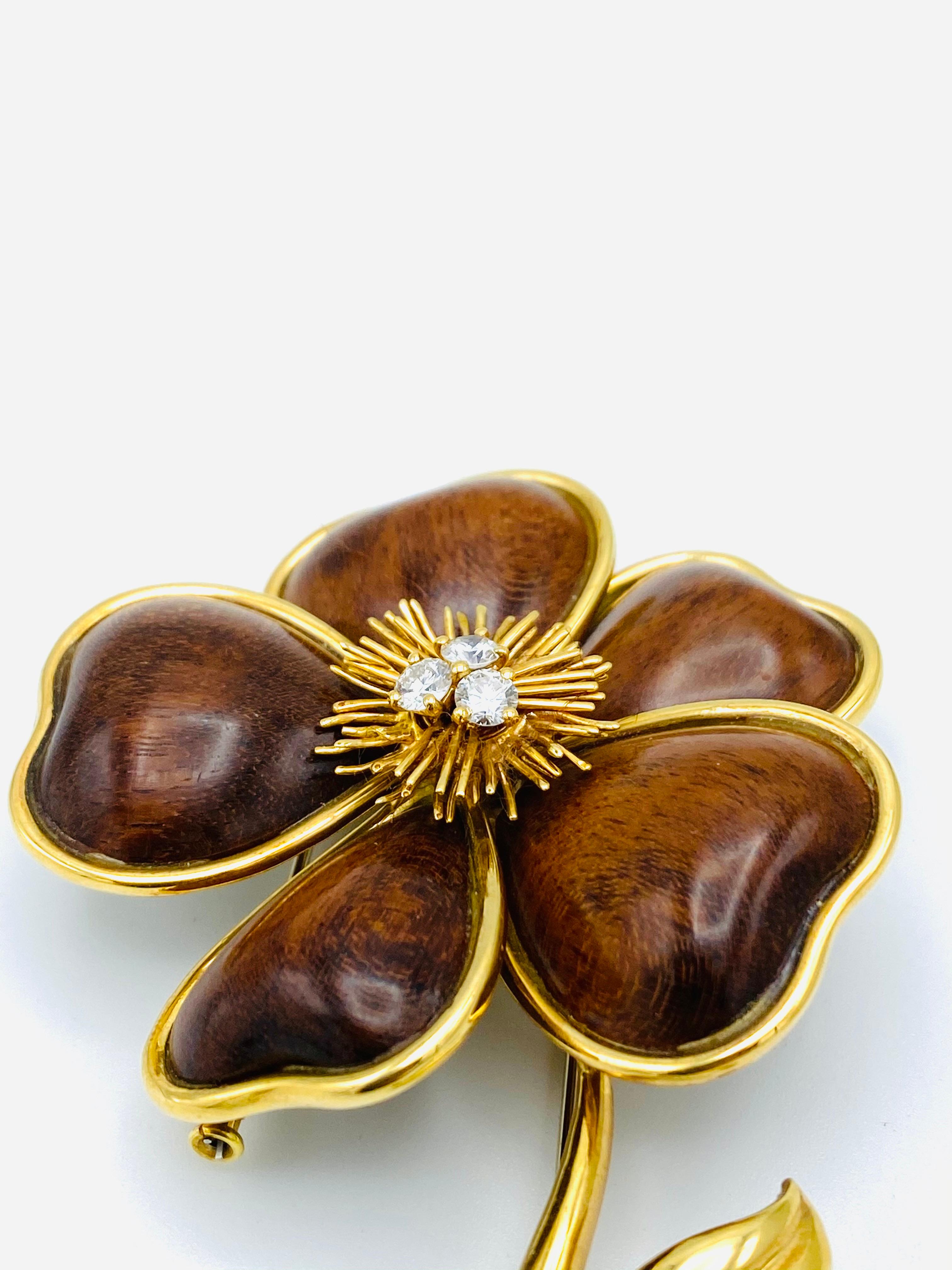 Taille ronde Van Cleef and Arpels, broche à clip fleur en or jaune, bois et diamants  en vente