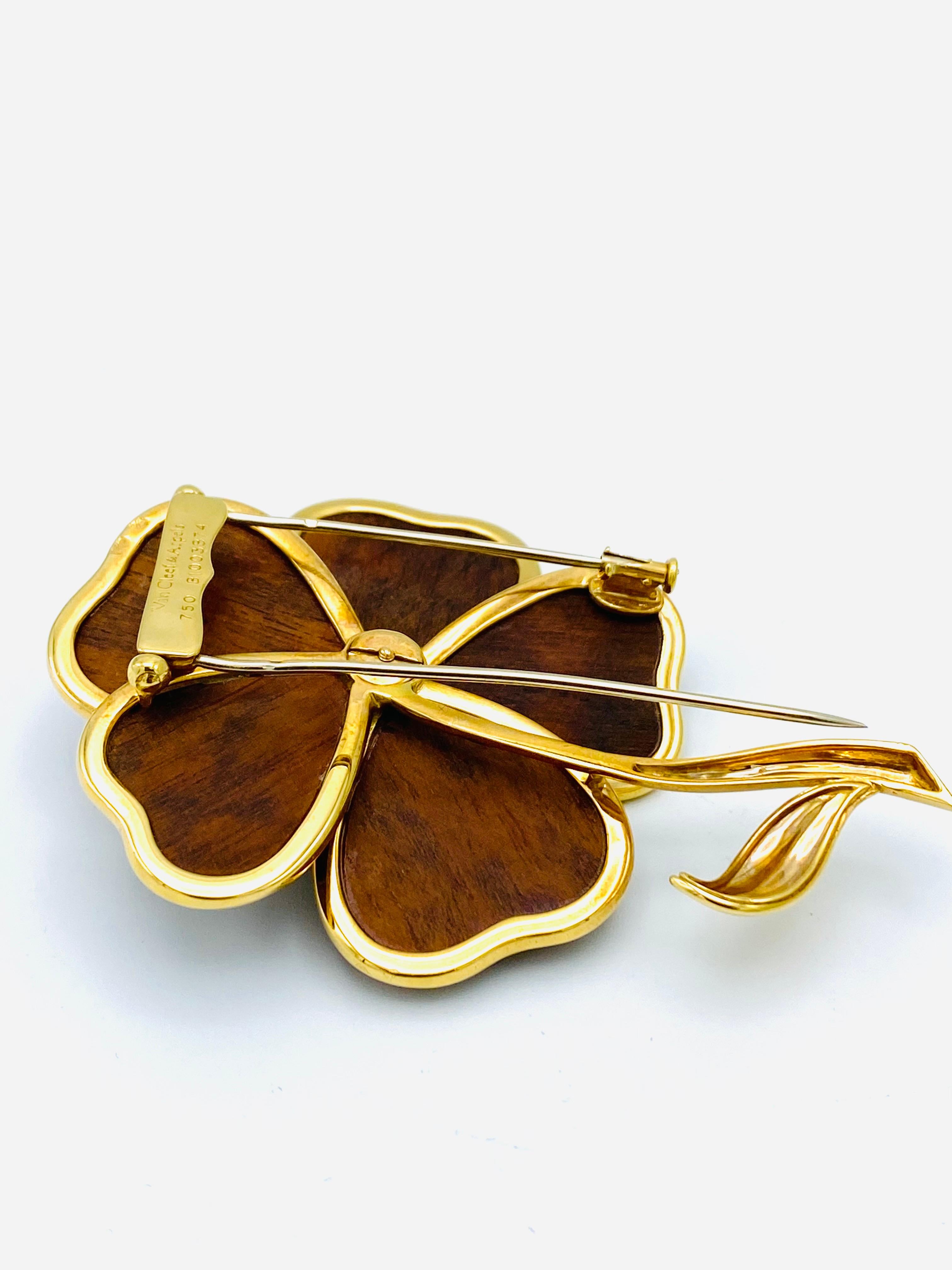 Van Cleef and Arpels, broche à clip fleur en or jaune, bois et diamants  en vente 1