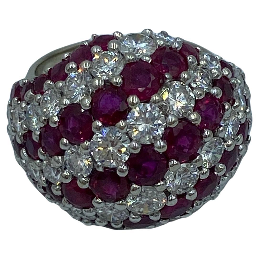 Dieser Ring aus 18 Karat Gold von Van Cleef & Arpels aus den 1970er Jahren mit Diamanten und Rubinen ist ein prächtig gestalteter Kuppelring. Er besteht aus 5 Reihen Rubinen, die in 4 Reihen mit Diamanten besetzt sind. Der Ring besteht aus 41