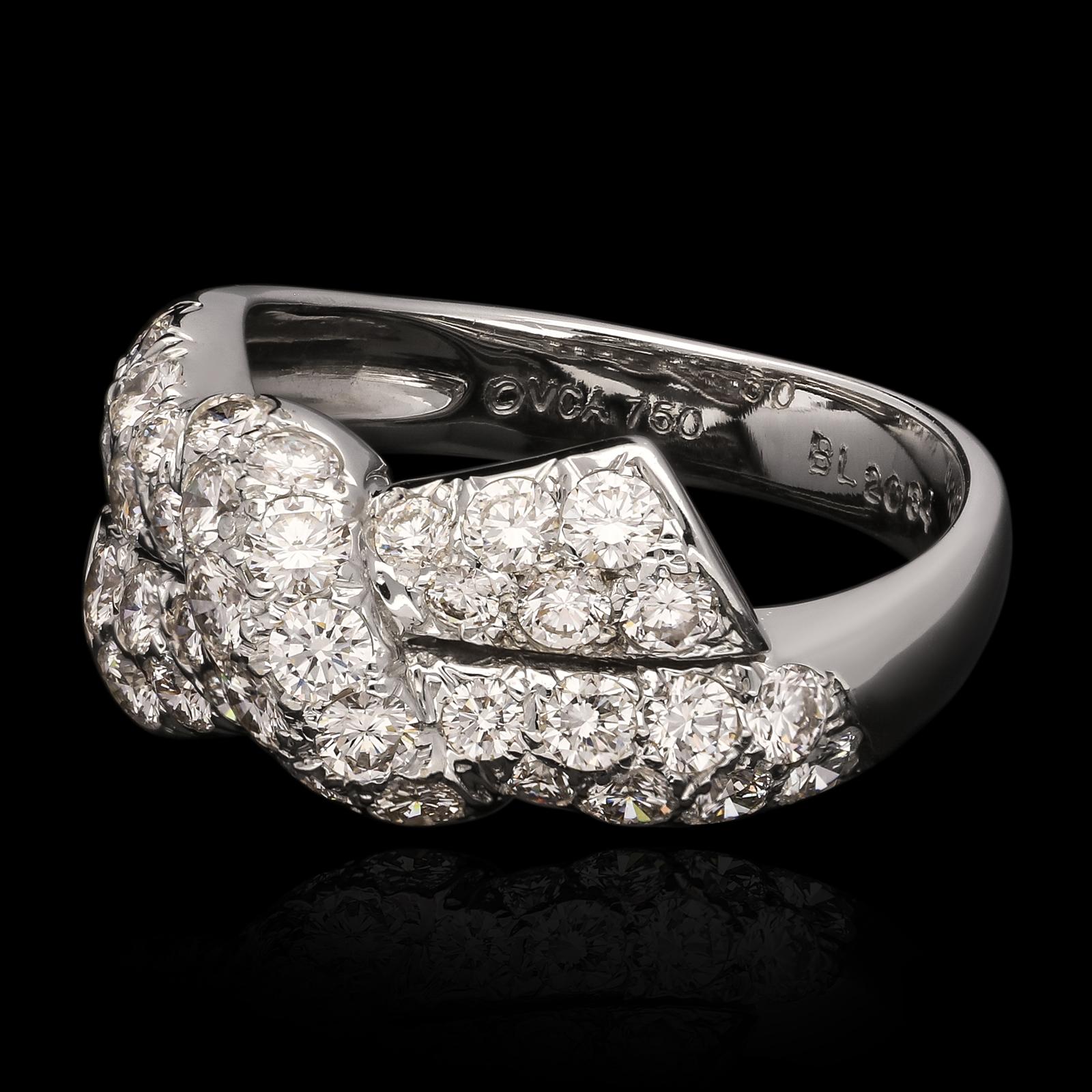 Anillo de oro blanco de 18 quilates y pavé de diamantes de Van Cleef & Arpels de la década de 2000, estilizado arco asimétrico con cruz central diagonal sobre pavé engastado con diamantes talla brillante redondos en una banda de sección en D