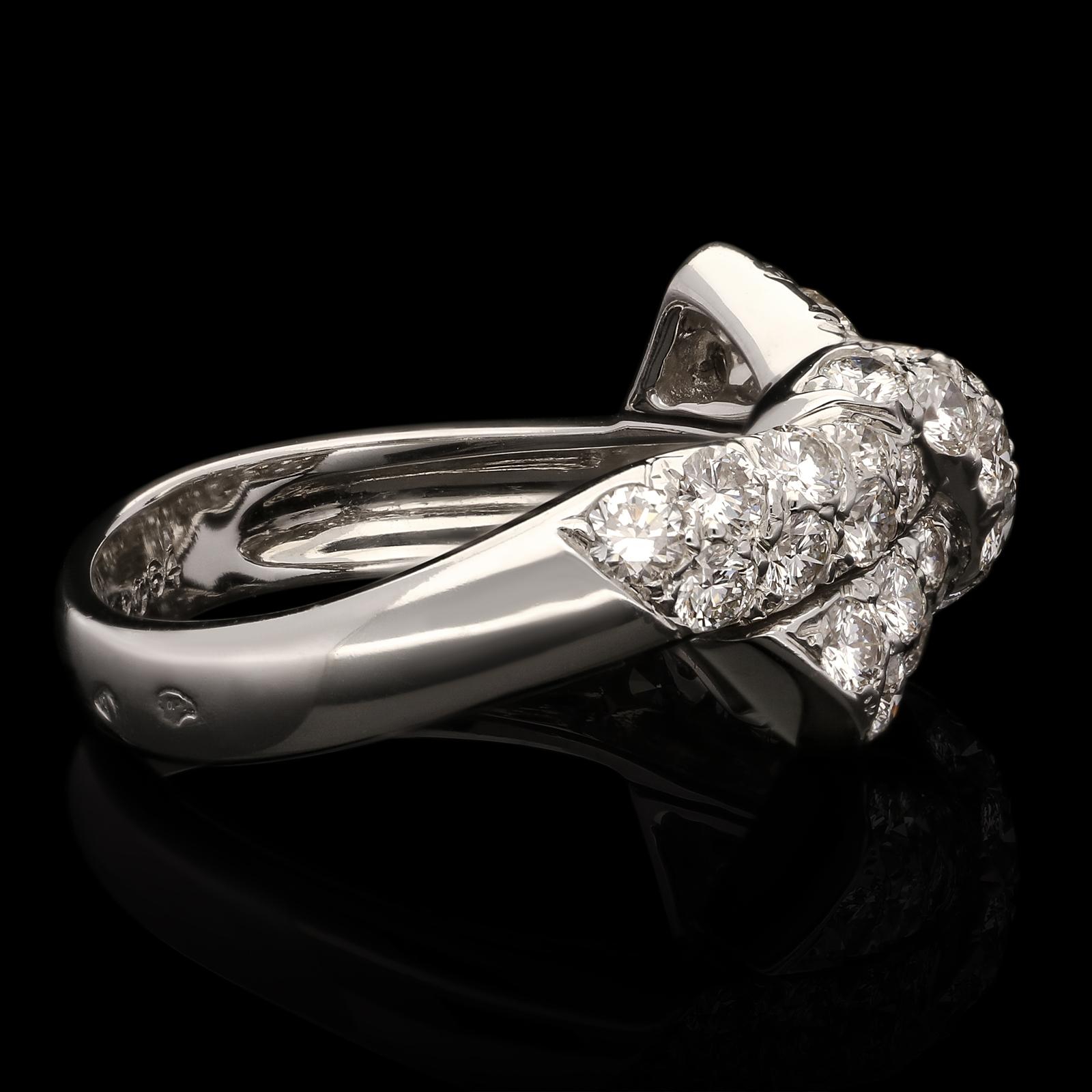 Van Cleef & Aprels Bonito Anillo con Lazo Estilizado de Diamantes en Oro Blanco de 18 ct Corte brillante