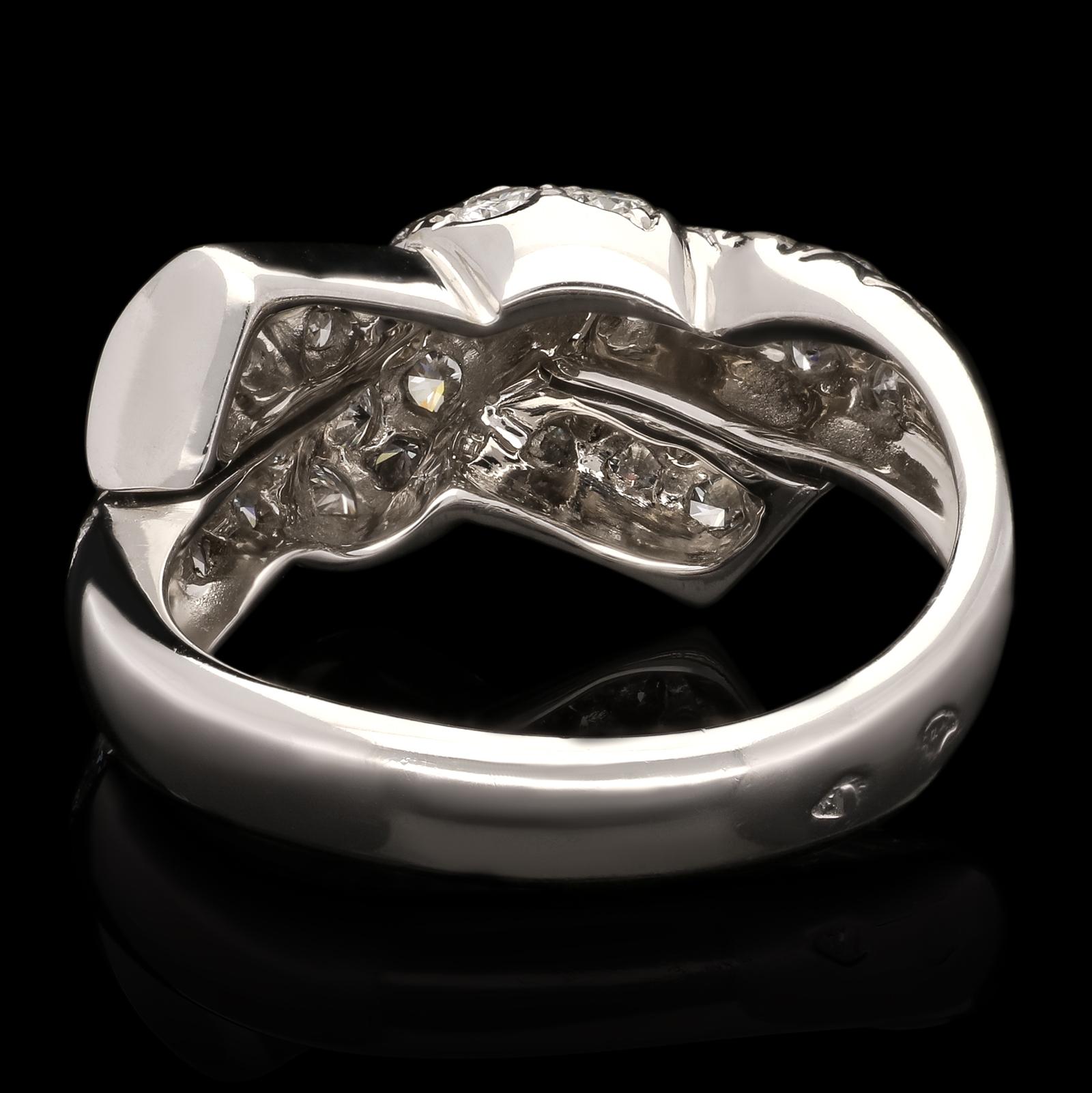 Van Cleef & Aprels Bonito Anillo con Lazo Estilizado de Diamantes en Oro Blanco de 18 ct en Bueno Estado en London, GB