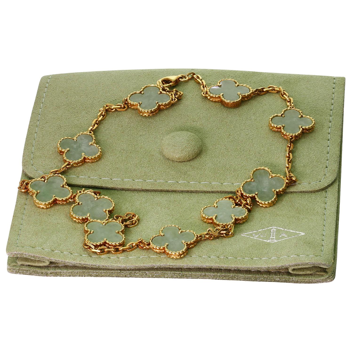 Diese klassische Halskette von Van Cleef & Arpels aus der kultigen Alhambra Collection ist aus 18 Karat Gelbgold gefertigt und zeigt 10 Glücksklee-Motive, die mit blassgrüner Jade in runden Perlenfassungen eingelegt sind. Hergestellt in Frankreich