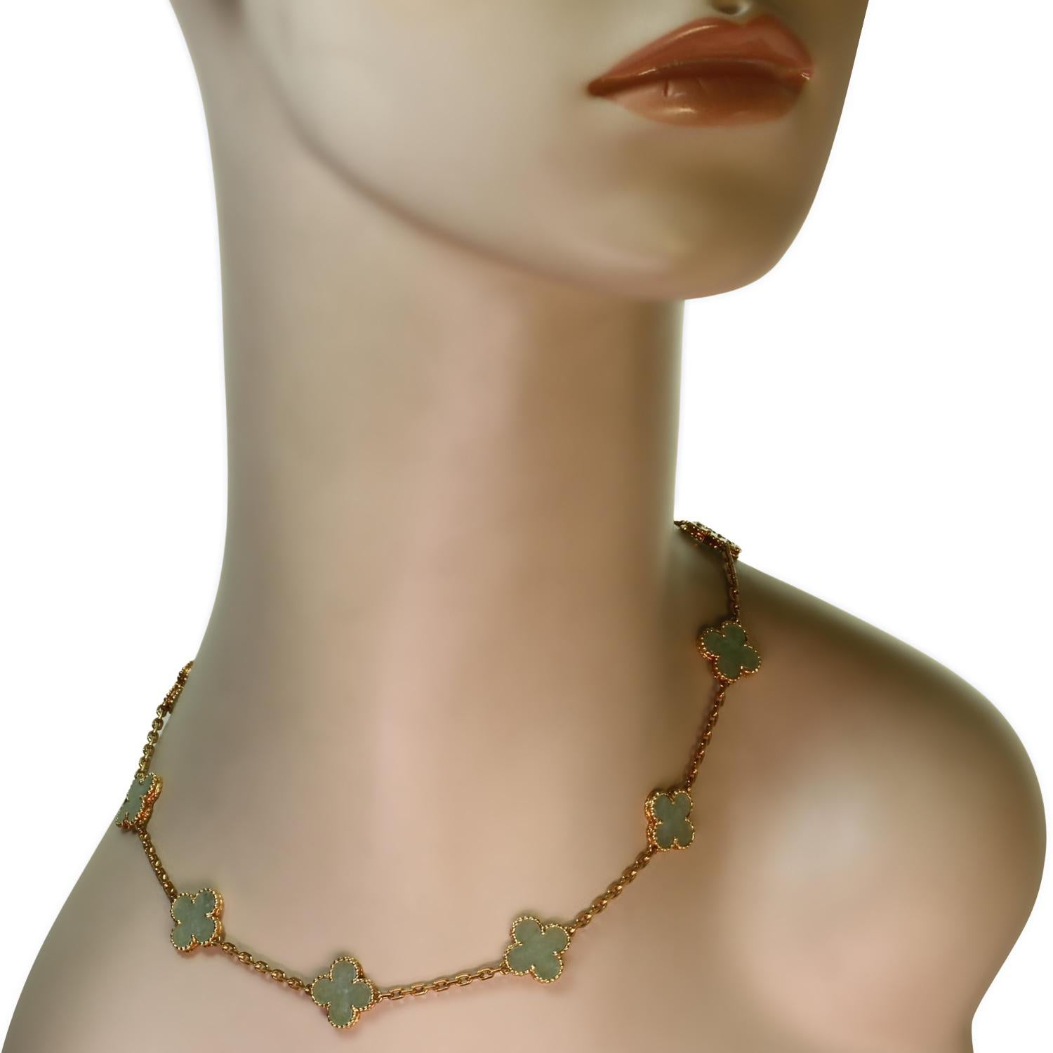 VAN CLEEF & ARPEL Alhambra Halskette mit 10 Motiven aus grüner Jade 18k Gelbgold im Zustand „Hervorragend“ in New York, NY