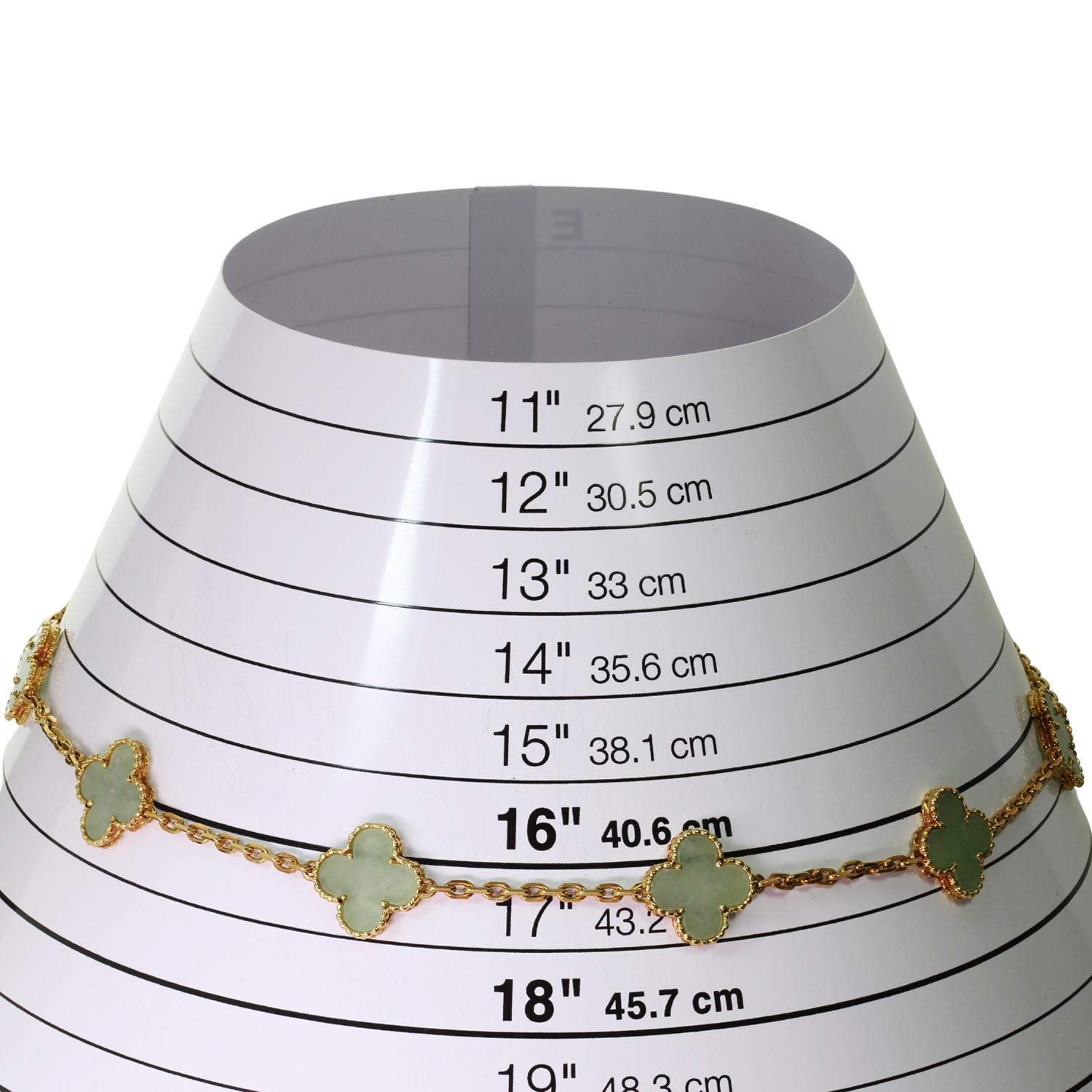 VAN CLEEF & ARPEL Alhambra Halskette mit 10 Motiven aus grüner Jade 18k Gelbgold Damen
