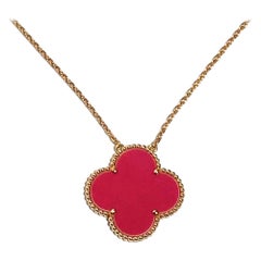 Van Cleef & Arpel Pendentif magique en porcelaine de Sèvres rose framboise en or rose 18k