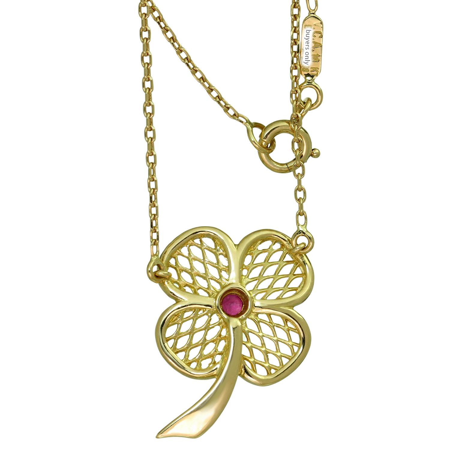 VAN CLEEF & ARPEL Ruby 18k Yellow Gold Flower Lattice Pendant Necklace In Excellent Condition For Sale In New York, NY