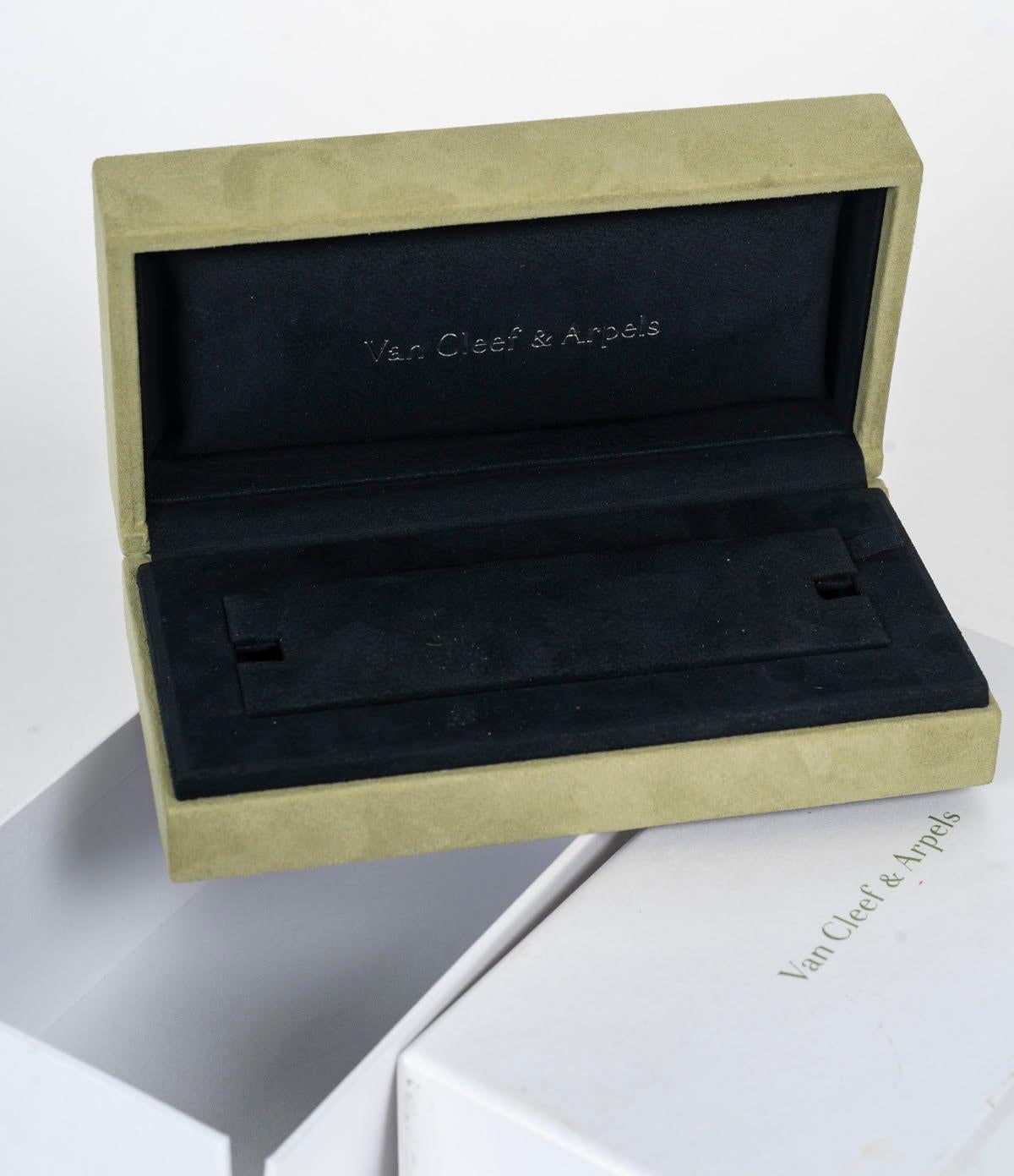 Van Cleef & Arpel Schmuckschatulle aus Samt für ein Armband, 1990.

Schmuckschatulle aus Samt für ein Armband des Juweliers Van Cleef & Arpel, präsentiert in der Kartonschachtel, um 1990.
H: 6,5 cm, L: 17,5 cm, T: 9,5 cm