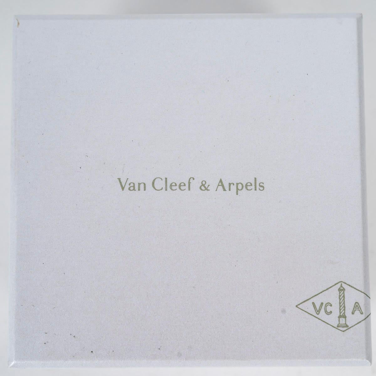 Boîte à bijoux en velours Van Cleef & Arpel pour une bague, 1990.

Boîte à bijoux en velours pour une bague de Van Cleef & Arpel, présentée dans sa boîte en carton, vers 1990.
H : 8,5 cm, L : 10 cm, P : 10 cm
