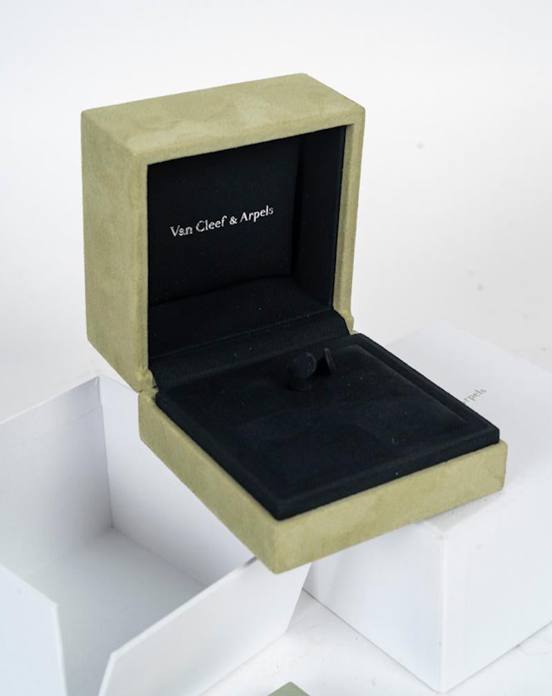Boîte à bijoux en velours de Van Cleef & Arpels pour une bague, 1990. Bon état - En vente à Saint-Ouen, FR