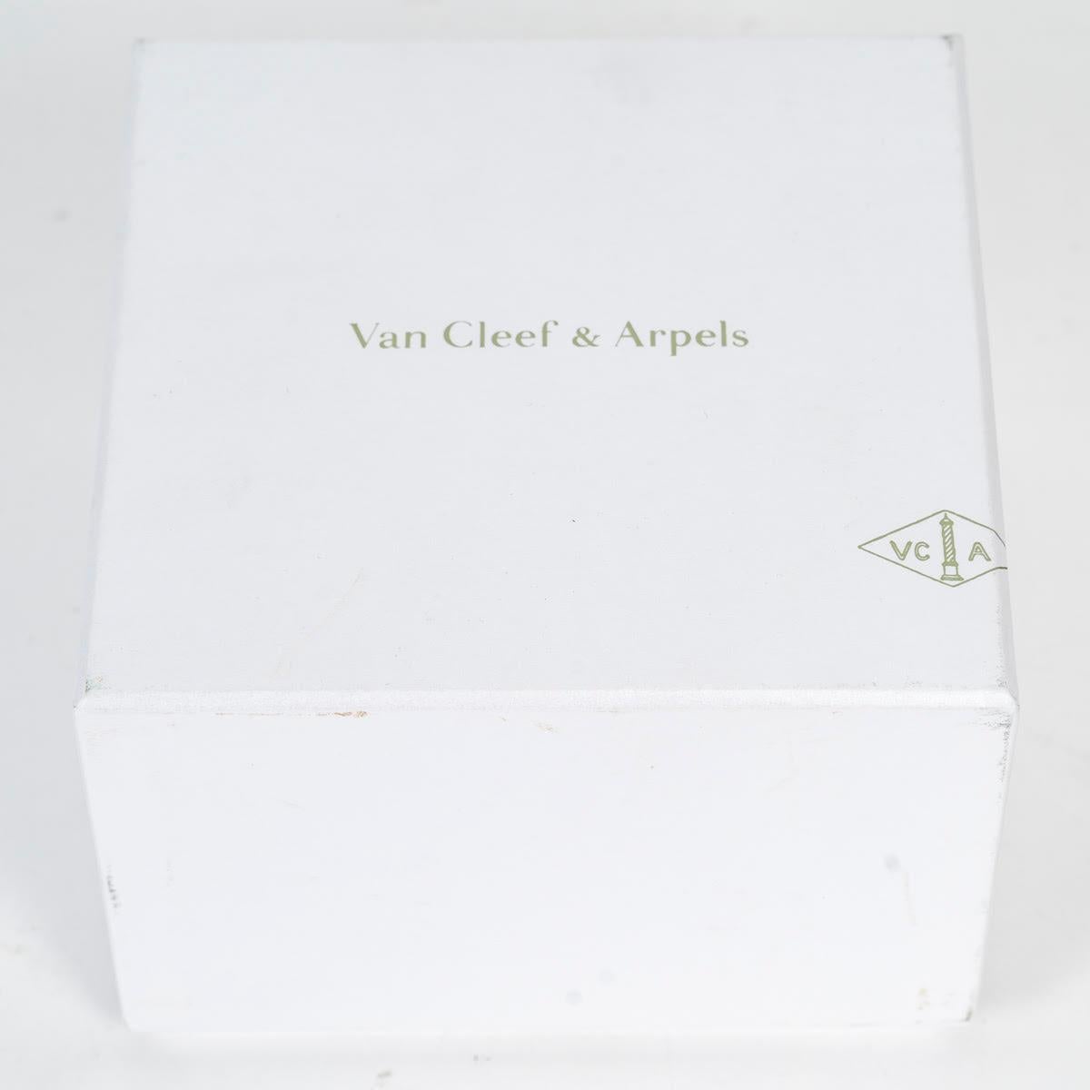 Van Cleef & Arpel velvet jewellery box for a watch, 1990.

Velvet jewellery box for a watch by jeweller Van Cleef & Arpel, presented in its cardboard box, circa 1990.
H: 10 cm, W: 13.5 cm, D: 13.5 cm