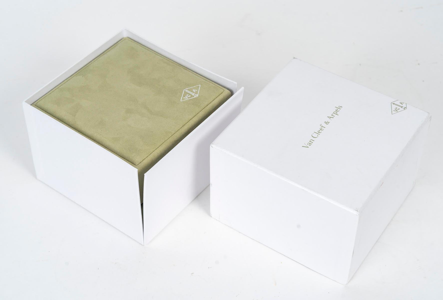 Moderne Van Cleef & Arpel Velvet Jewellery Box for a Watch, 1990. en vente
