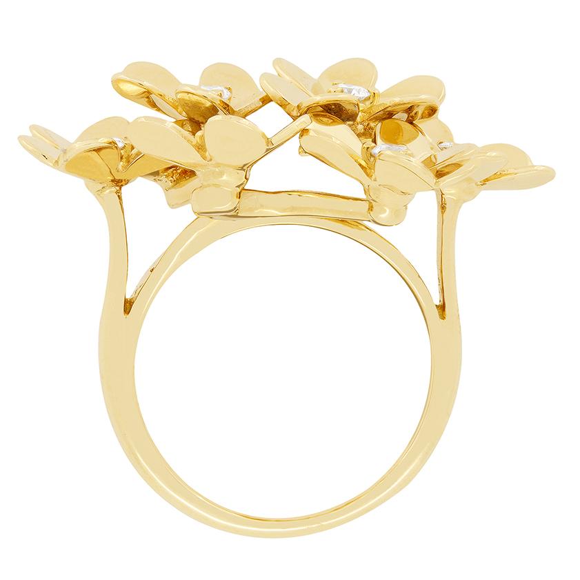 Conçue par Van Cleef & Arpels, cette bague Frivole s'impose. Il est composé de huit fleurs, chacune sertie d'un diamant rond de taille brillant en son centre. Les huit diamants totalisent 0,43 carat et sont de couleur D-F et de pureté VVS. La bague
