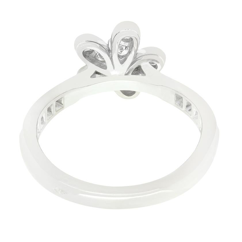 Van Cleef & Arpels 0.44ct Diamond 'Socrate' Flower Ring In Good Condition For Sale In London, GB