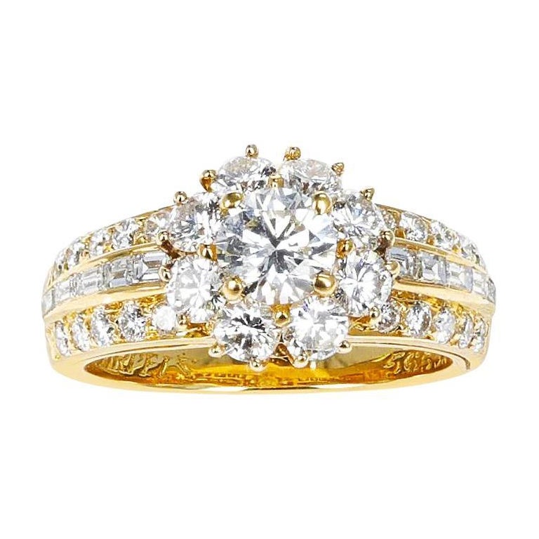 Van Cleef & Arpels 0.50 Karat. Zentraler Diamant mit 2 Karat. Blumenring mit Diamanten