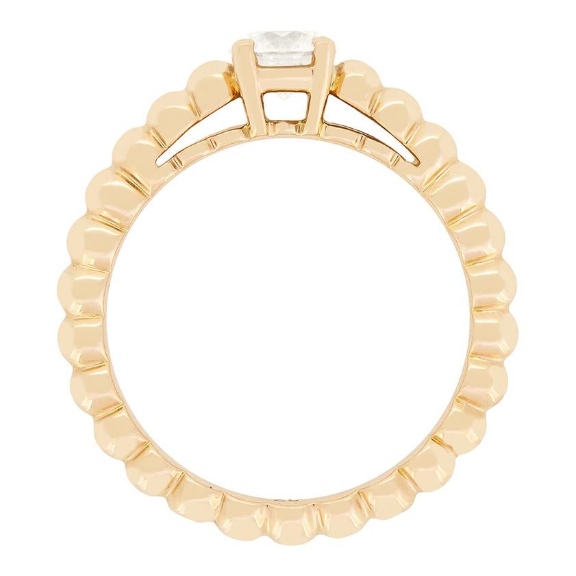 Le designer Van Cleef & Arpels a créé ce magnifique solitaire de la collection 'Perlée'. En son centre se trouve un diamant rond de 0,51 carat de grande qualité. De couleur E et de pureté VVS2, le diamant brille tout simplement. Serti à la griffe en