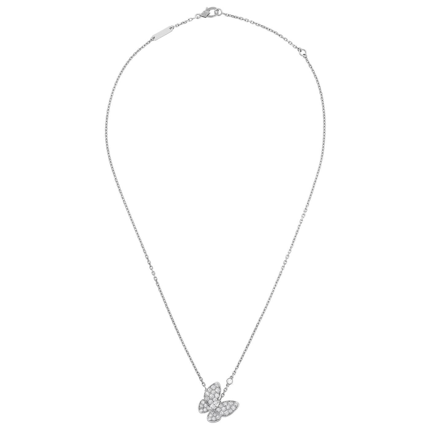 Ciondolo Two Butterfly, oro bianco rodiato 18 carati, diamanti rotondi e taglio marquise; qualità dei diamanti DEF, IF to VVS. Il ciondolo è attaccato alla catena della collana

Dettagli:
Marchio: Van Cleef & Arpels
Model No: VCARO3M400
Stile: