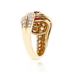 Van Cleef & Arpels 0.95 Karat. Runder Rubin in der Mitte und 2,10 Karat. Diamant-Cocktailring