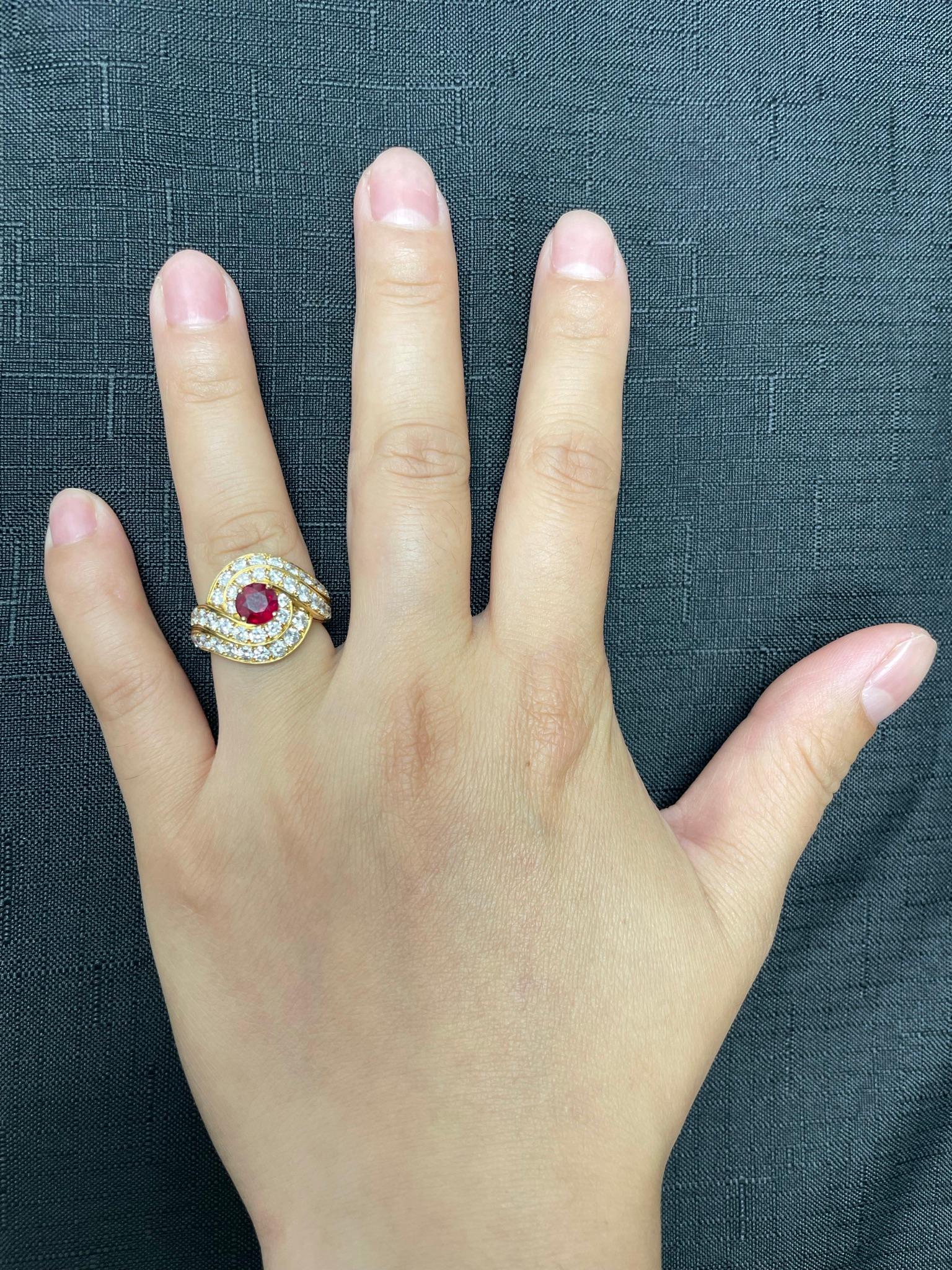 Van Cleef & Arpels 0.95 Karat. Runder Rubin in der Mitte und 2,10 Karat. Diamant-Cocktailring (Rundschliff) im Angebot