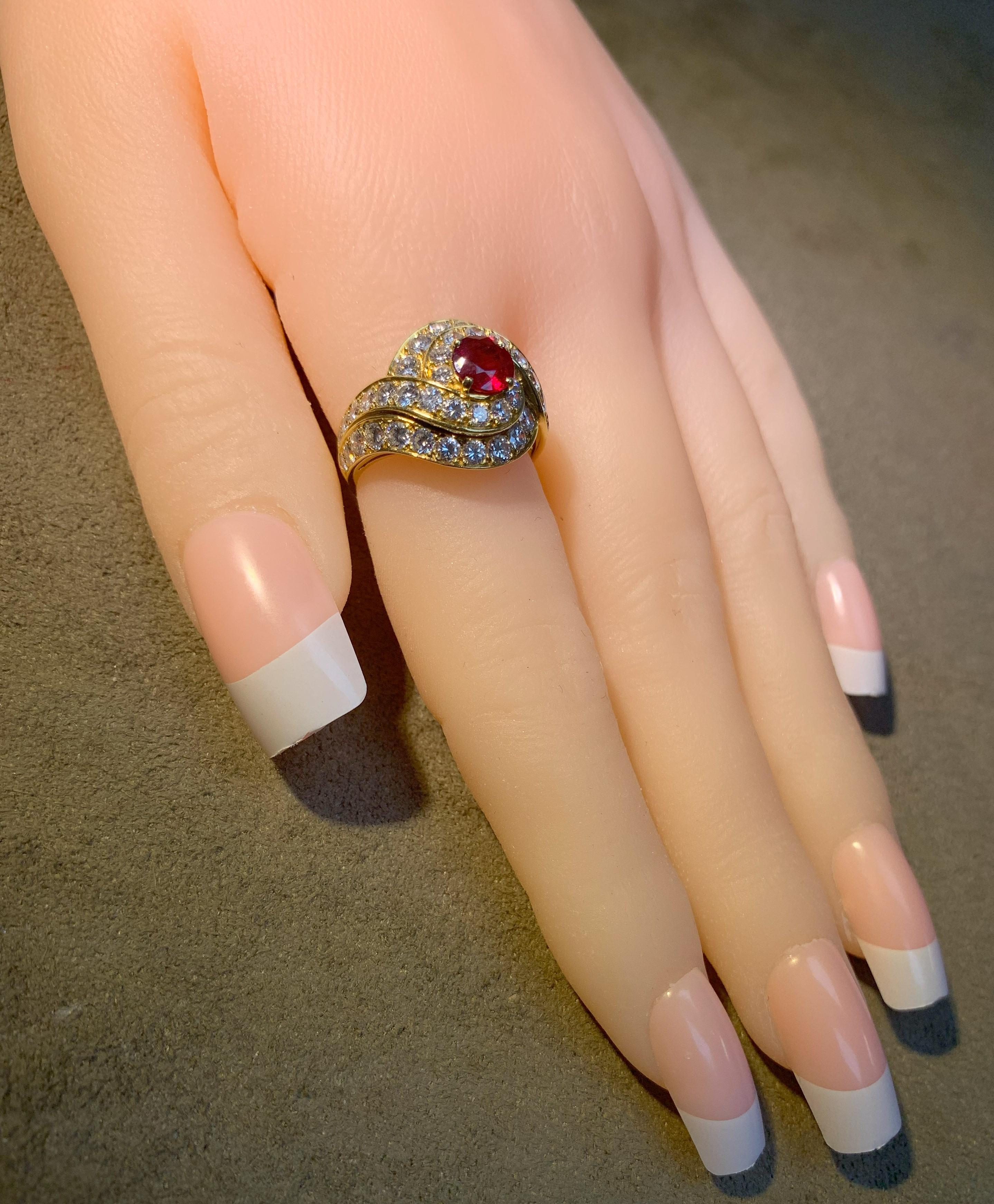 Van Cleef & Arpels 0.95 Karat. Runder Rubin in der Mitte und 2,10 Karat. Diamant-Cocktailring im Angebot 1