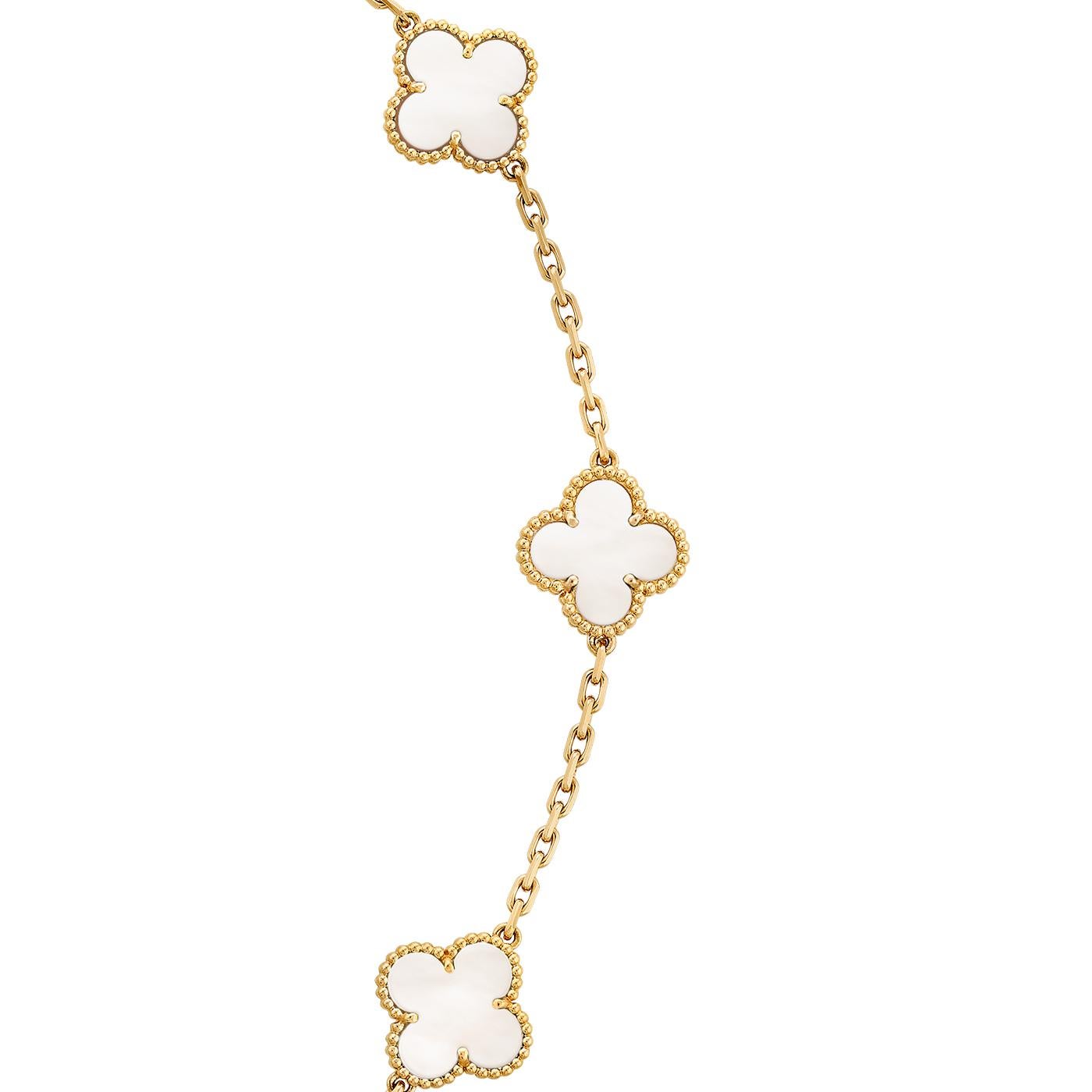 Collier Vintage Alhambra, 10 motifs, or jaune 18K, nacre blanche.

Détails :
Marque : Van Cleef & Arpels
Type : Collier Alhambra Vintage
Fermoir : Fermoir Hallmark petit modèle
Pierres : Nacre, 10 pierres (Chaque pierre étant unique, sa couleur et
