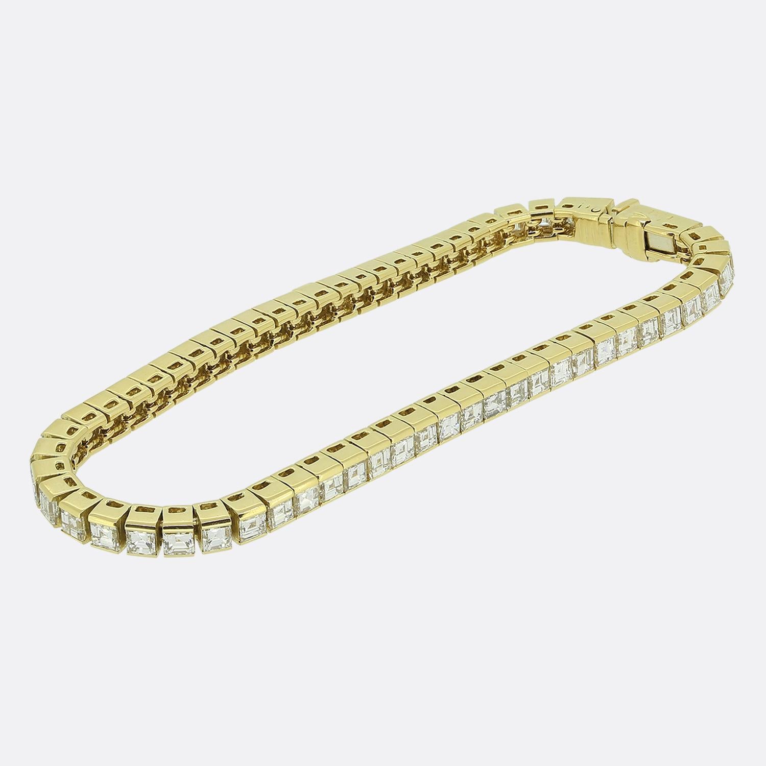 Voici un magnifique bracelet de tennis de la maison de joaillerie de luxe de renommée mondiale Van Cleef & Arpels. Cette pièce vintage en or jaune 18ct présente une série de diamants blancs brillants de taille carrée, chacun méticuleusement serti en