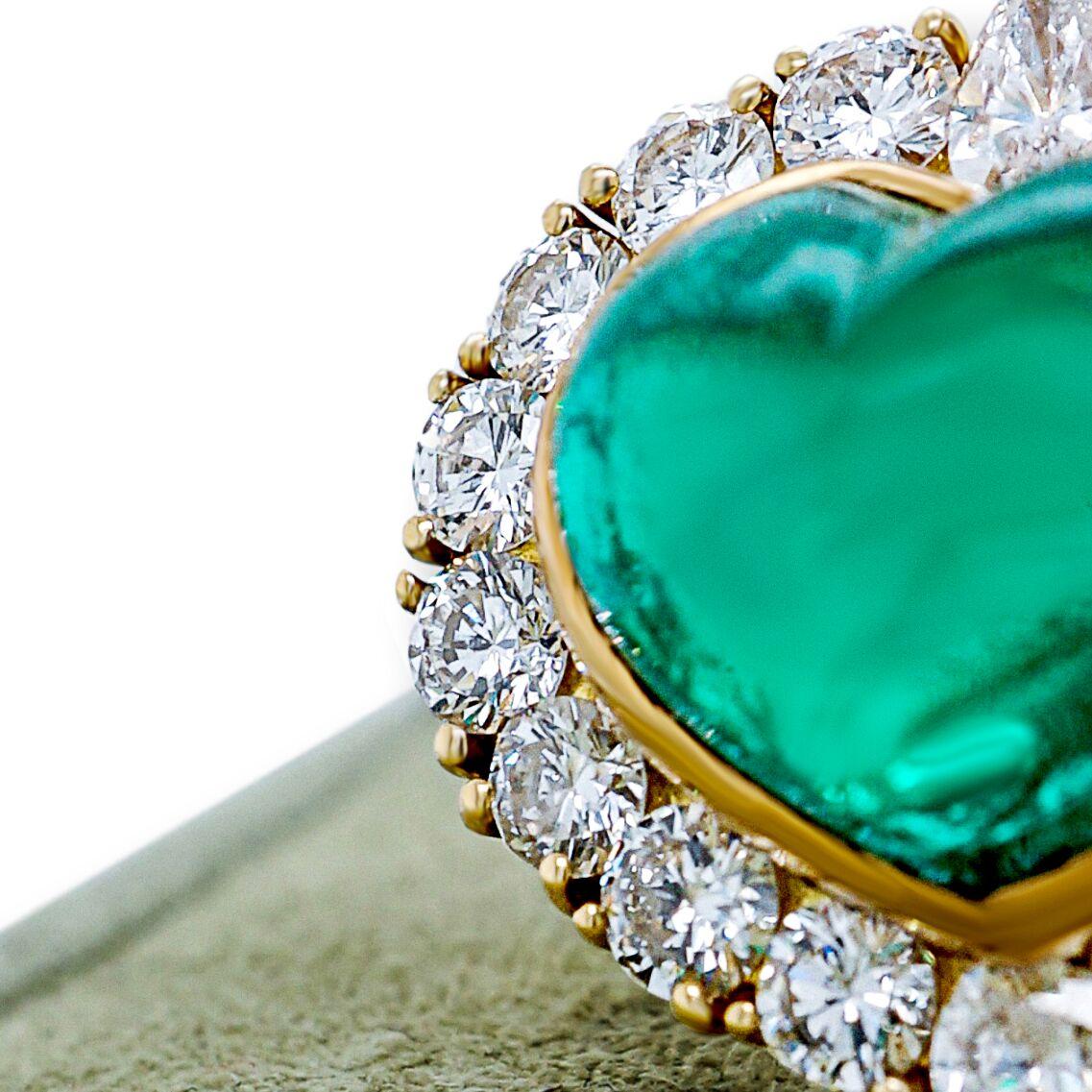 This Van Cleef & Arpels original piece boasts a very rare emerald, one with no signs or oil or heat enhancement. The surrounding diamonds weigh a total of 2.33kts making this piece an instant luxury statement.  