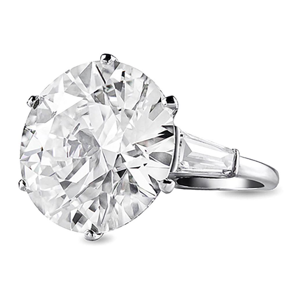 Ein prächtiger Verlobungsring von Van Cleef & Arpels mit einem großen runden Diamanten im Brillantschliff von 14,83 Karat. Dieser Mittelstein ist GIA zertifiziert als J Farbe und SI2 Klarheit. Auf einer sechszackigen Platinfassung sitzt ein spitz