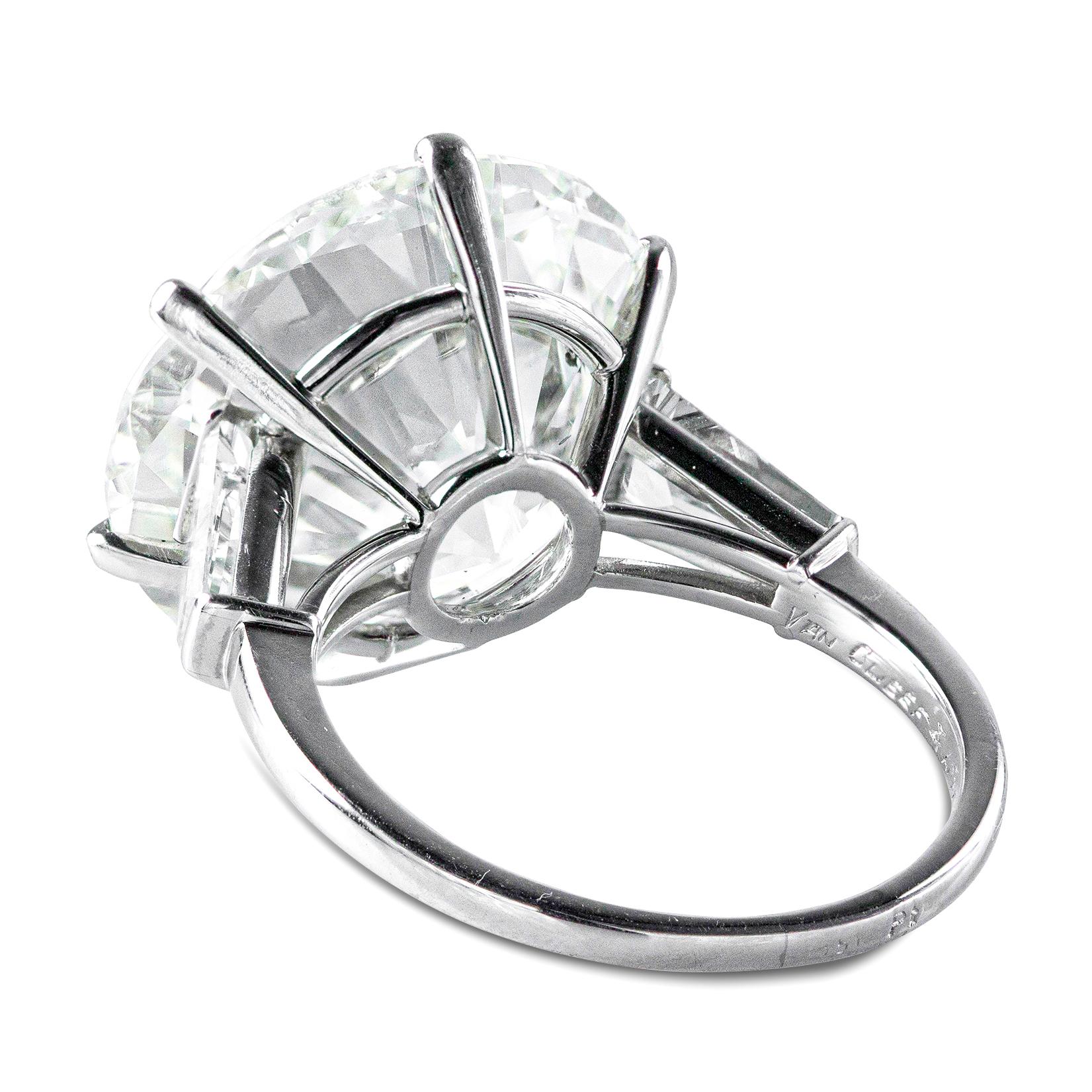 Van Cleef & Arpels Verlobungsring mit 14,83 Karat runden Diamanten und drei Steinen (Rundschliff) im Angebot